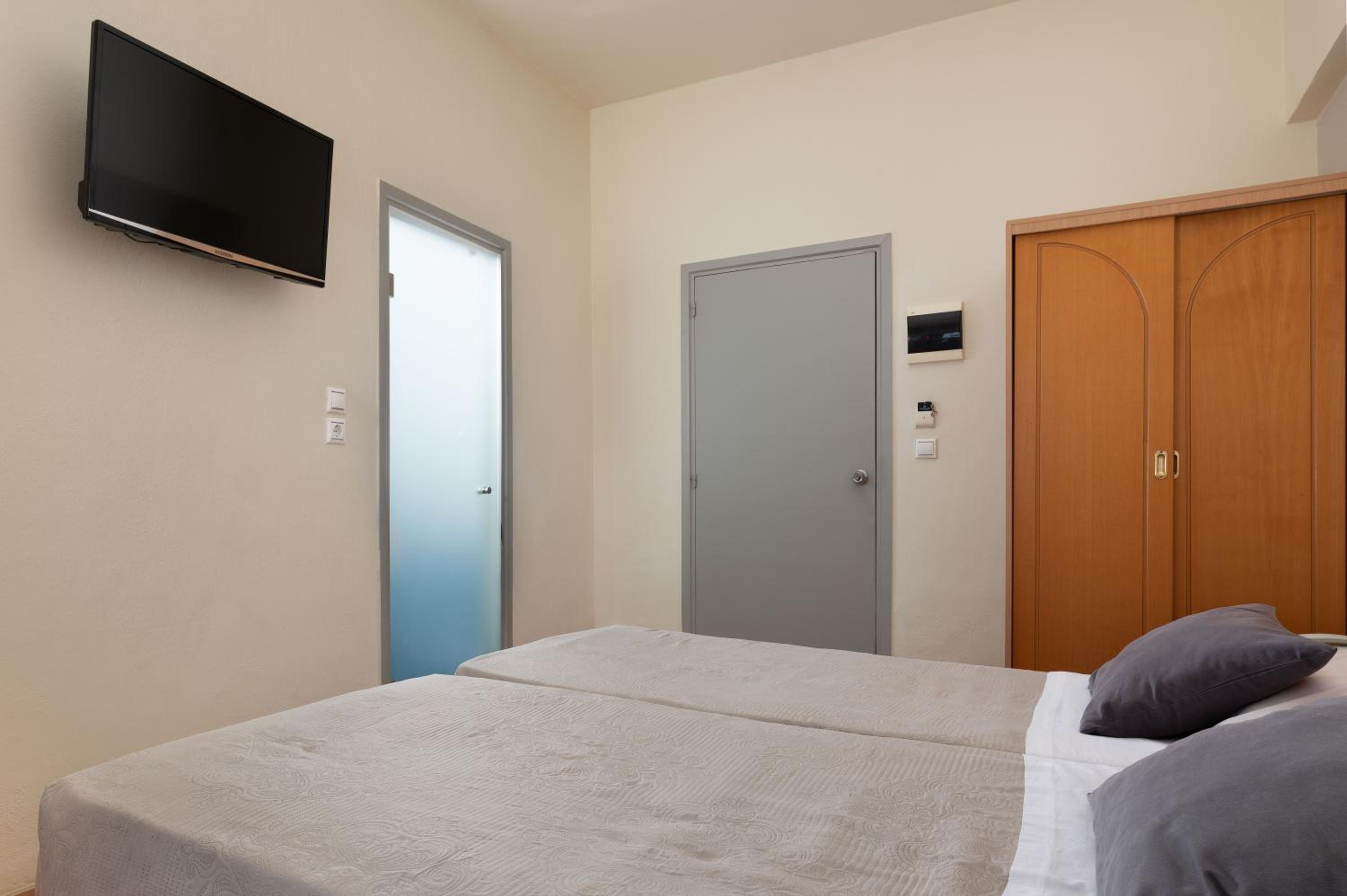 Double or Twin Room with City View photo 2