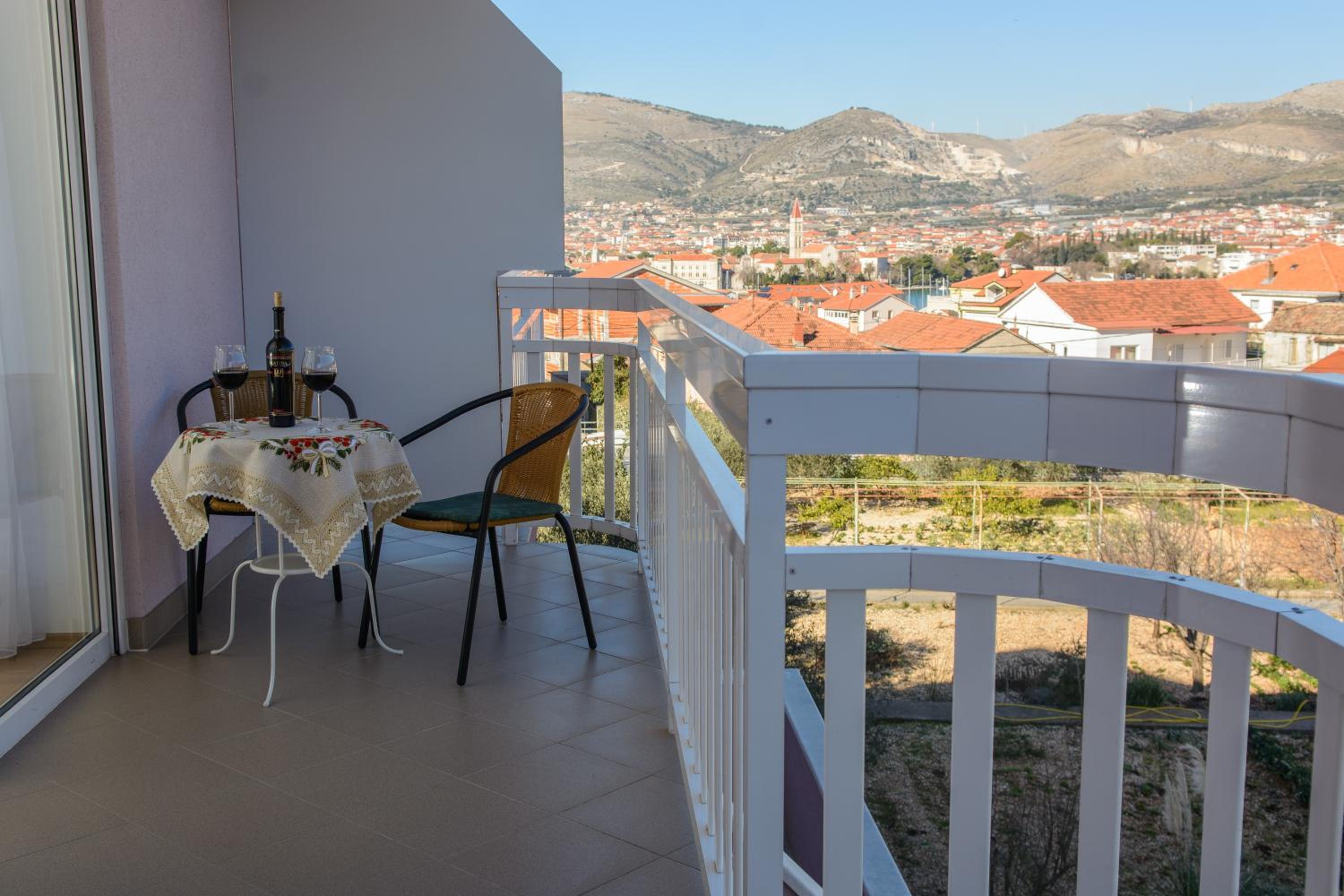 Studio with Balcony - Photo 2