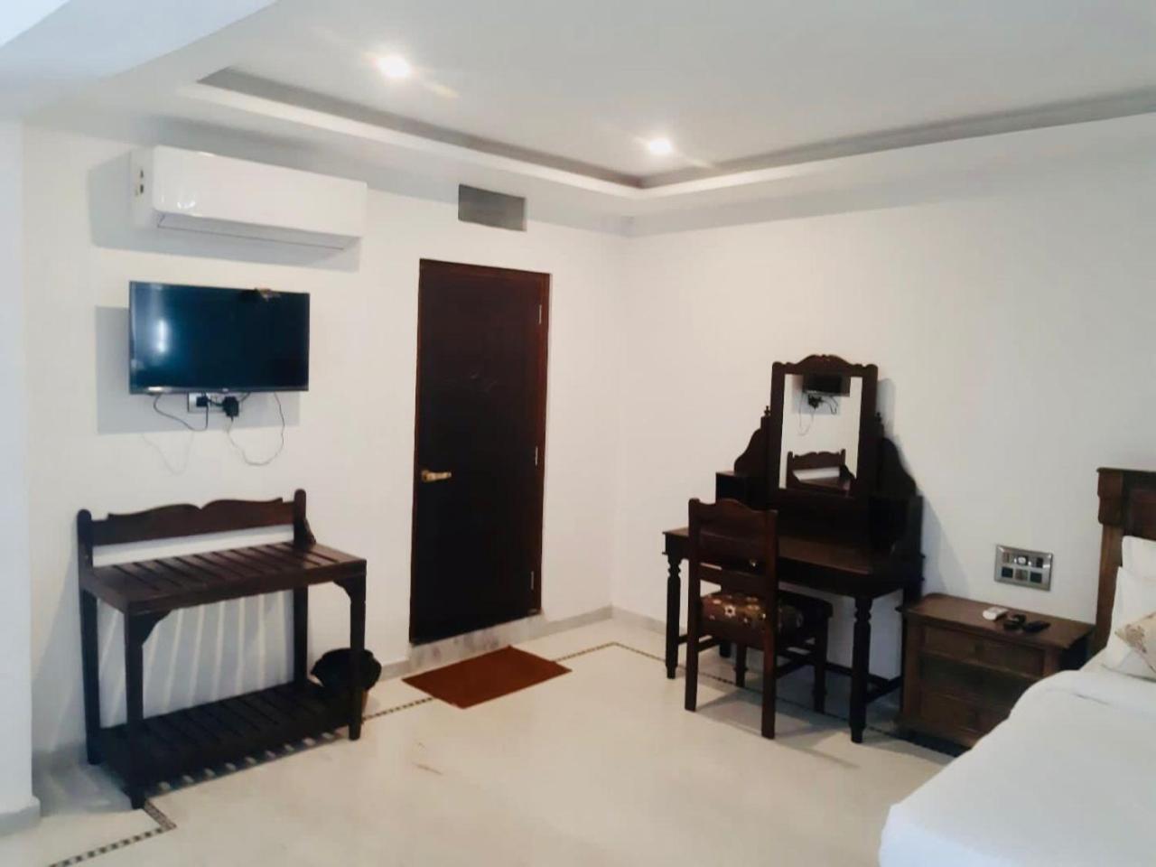 Luxury Lake View Suite - Photo 13