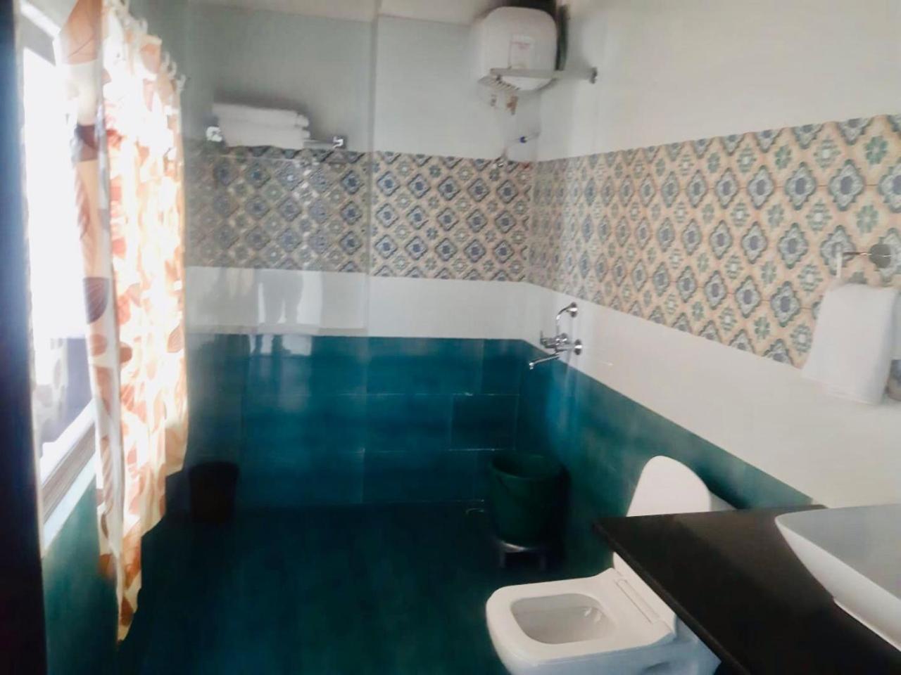 Luxury Lake View Suite - Photo 15