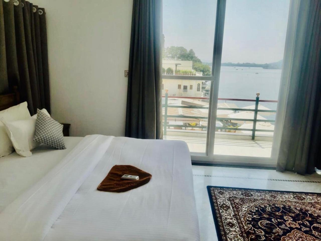 Luxury Lake View Suite - Photo 10