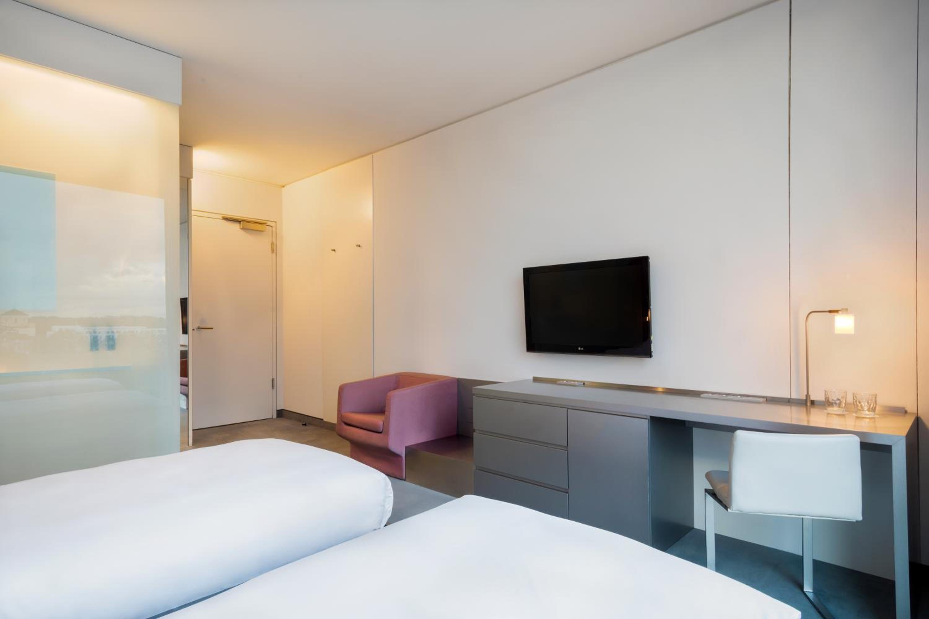 Innside Guestroom thumbnail 6