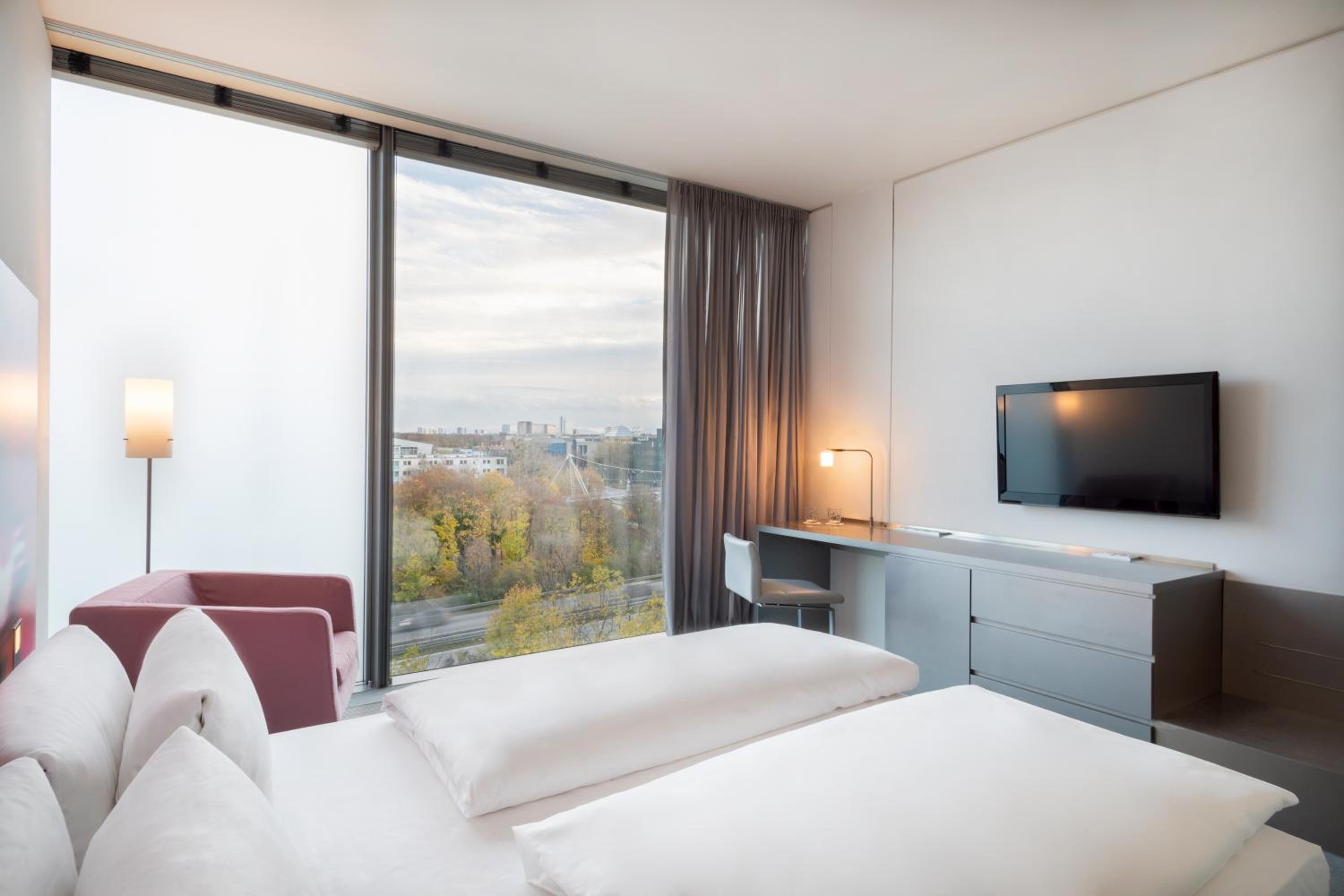 Innside Guestroom thumbnail 5