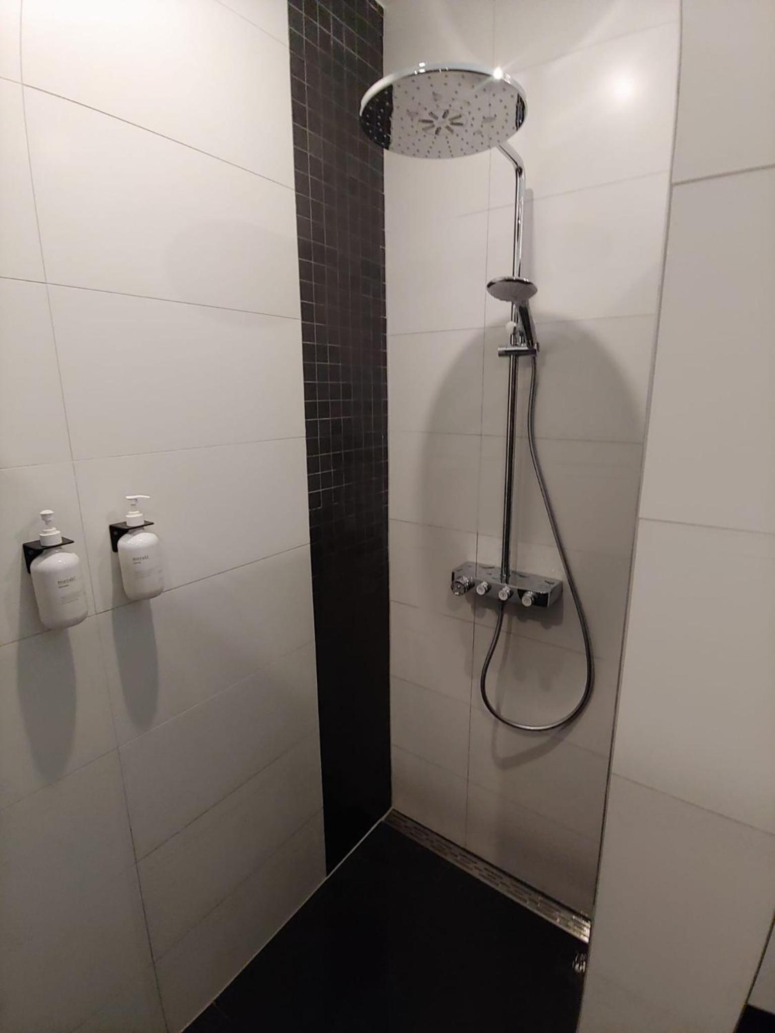 Large Double Room - Photo 11