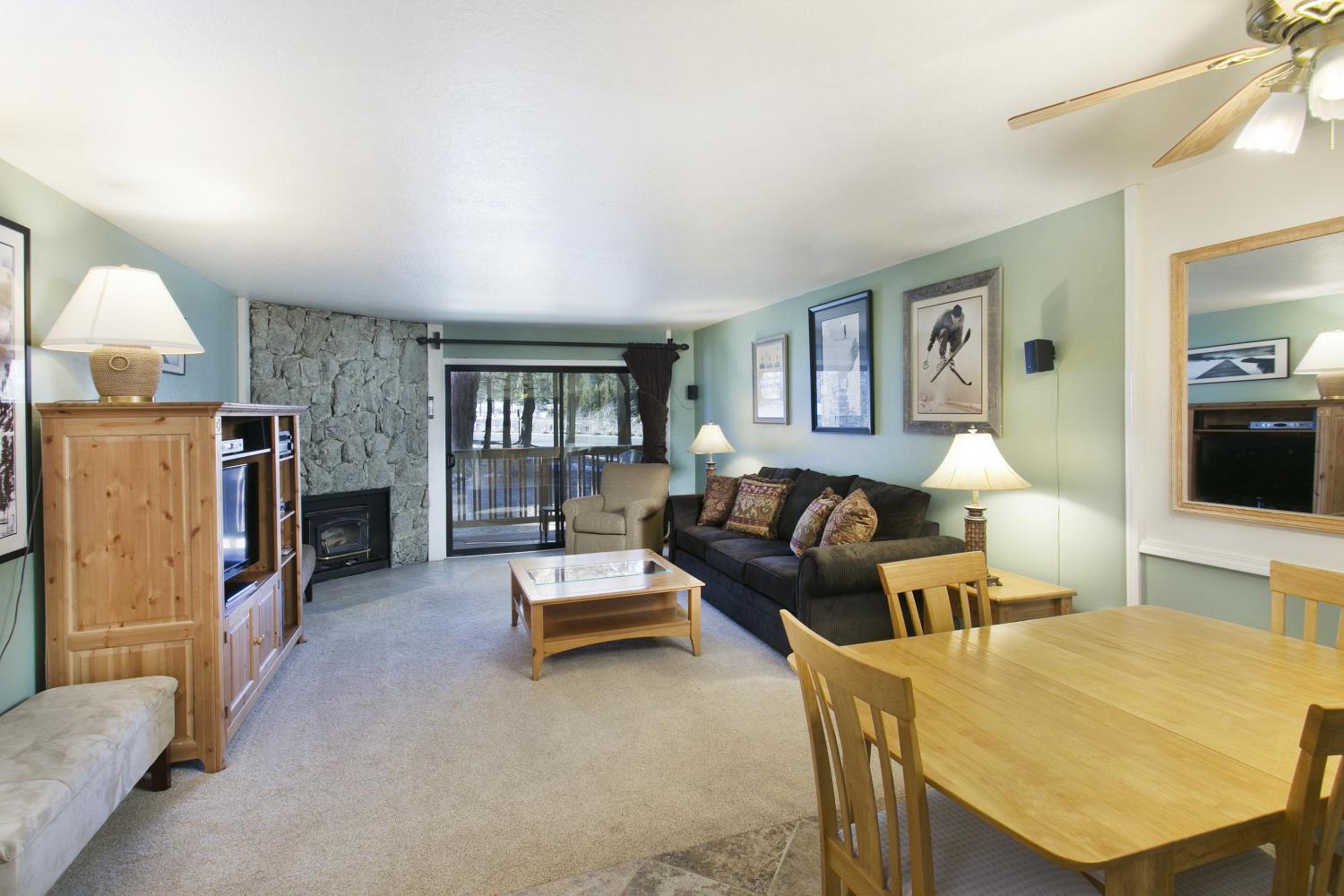 Deluxe One-Bedroom Apartment with Balcony photo 2