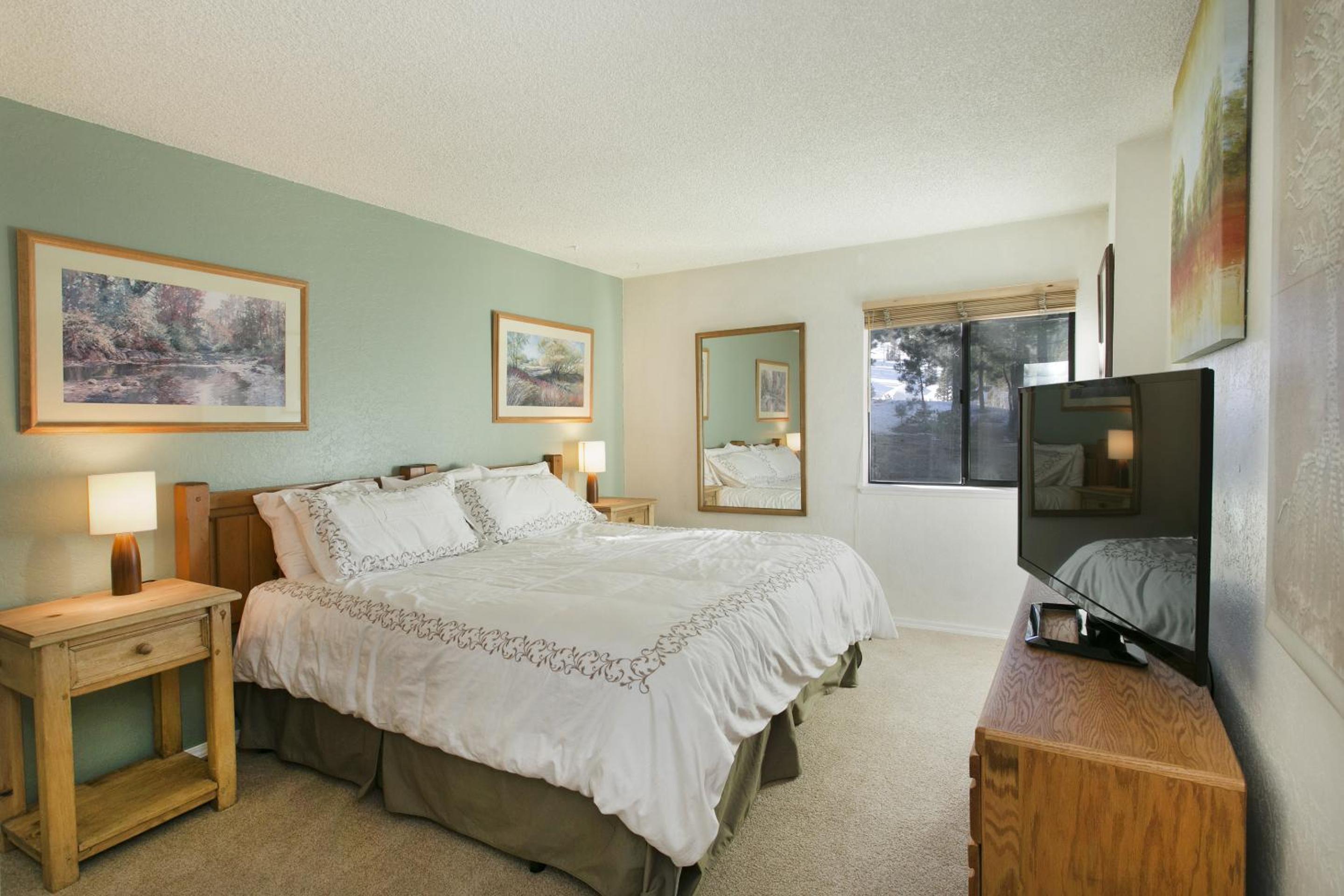 Deluxe One-Bedroom Apartment with Balcony photo 3