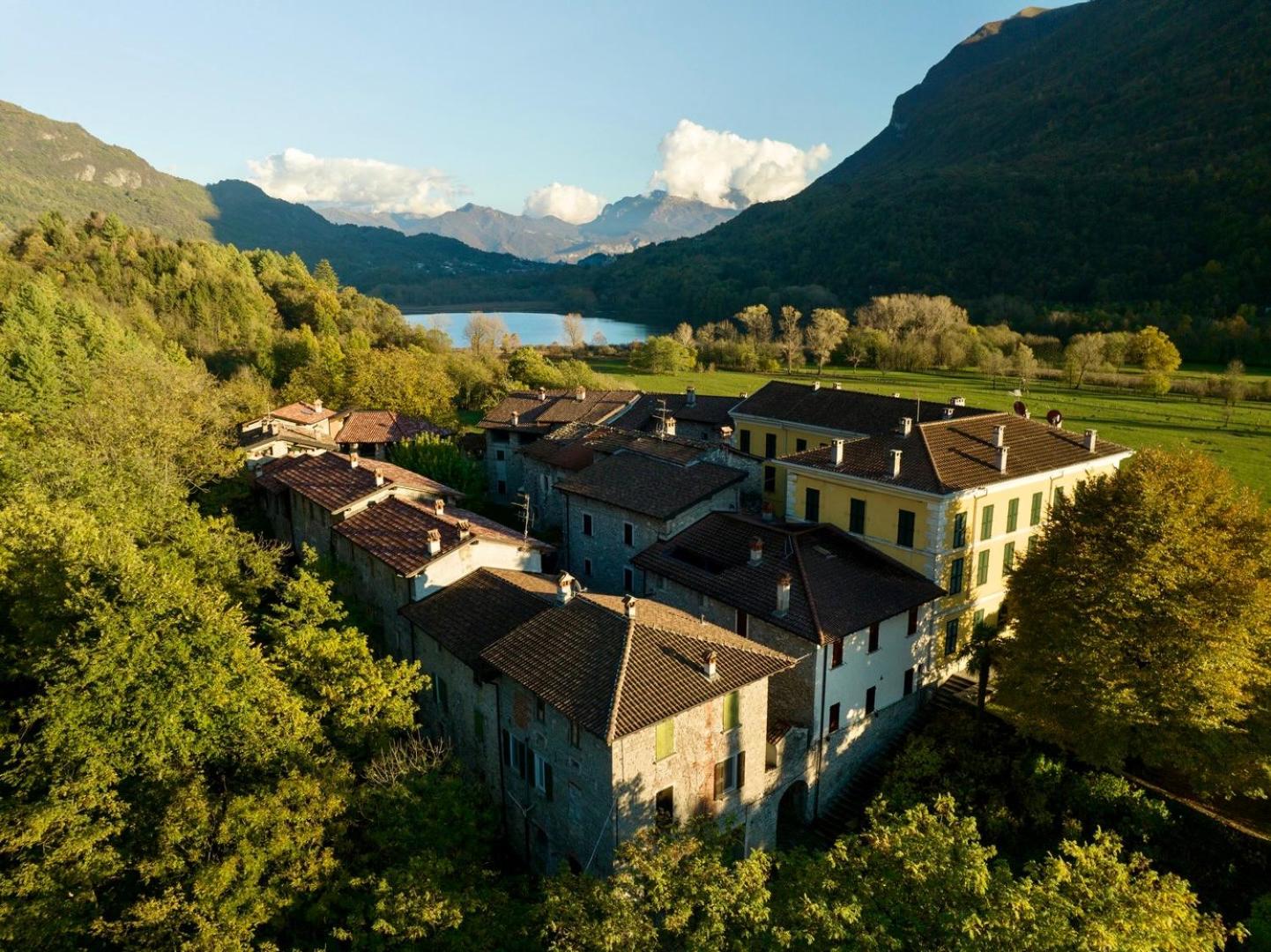 Three-Bedroom Apartment with Mountain View photo 2