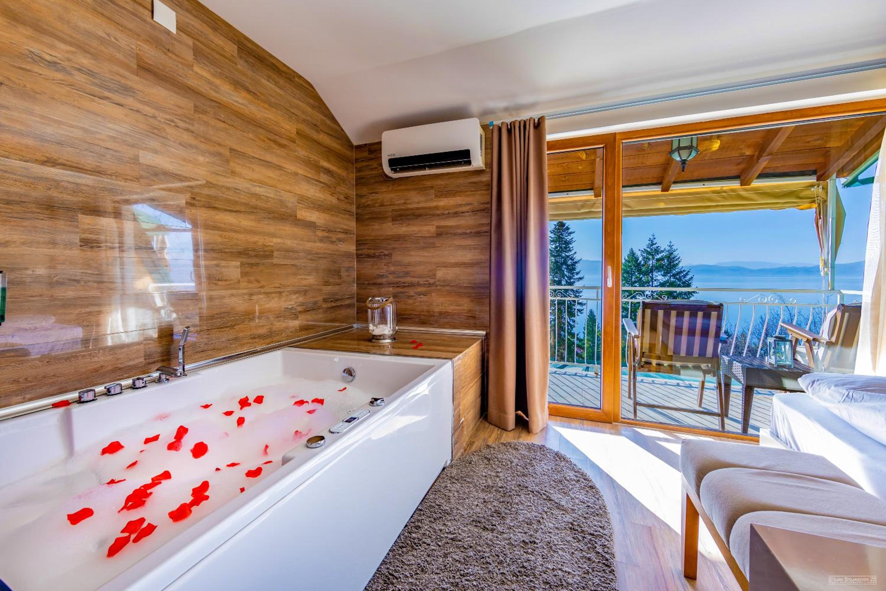 Luxury Double Room with Hot Tub - Photo 9
