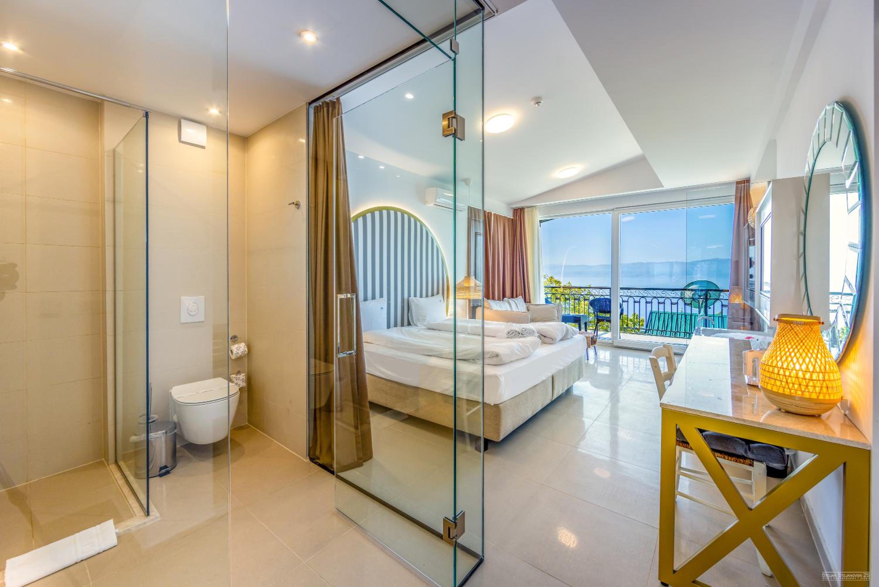 Luxury Double Room with Hot Tub - Photo 13