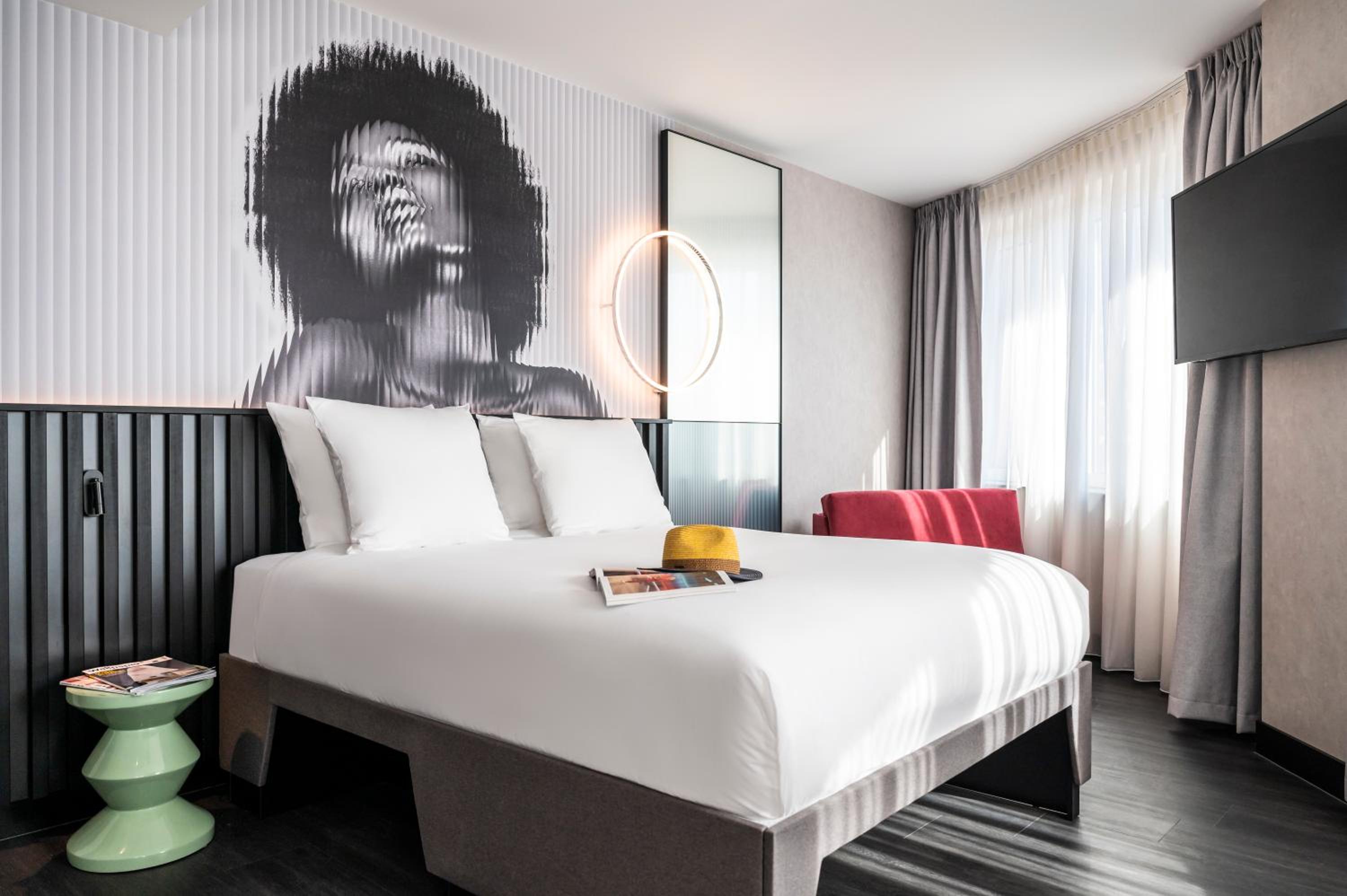 Superior Queen Room with Single Sofa Bed - Photo 7
