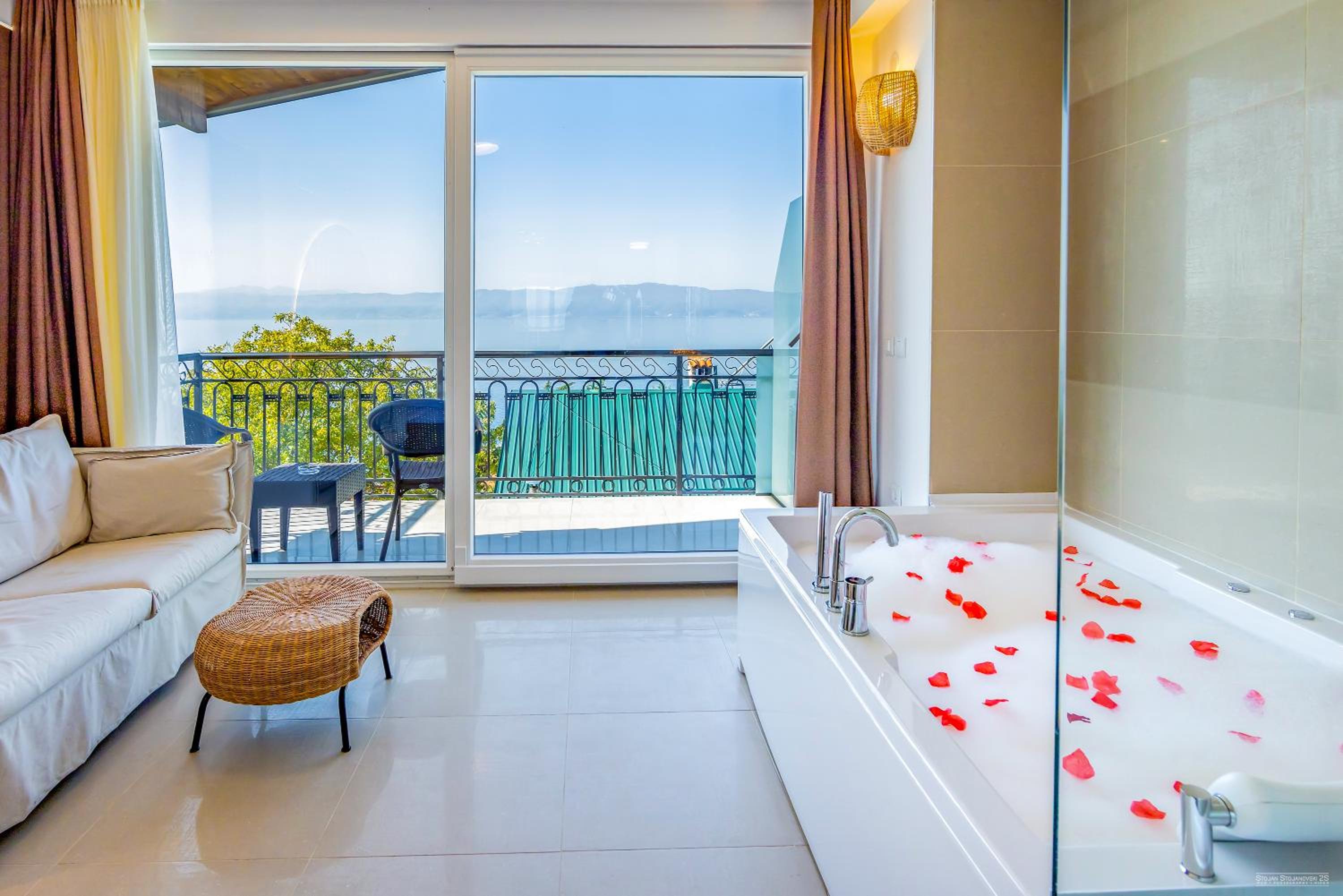 Luxury Double Room with Hot Tub - Photo 12