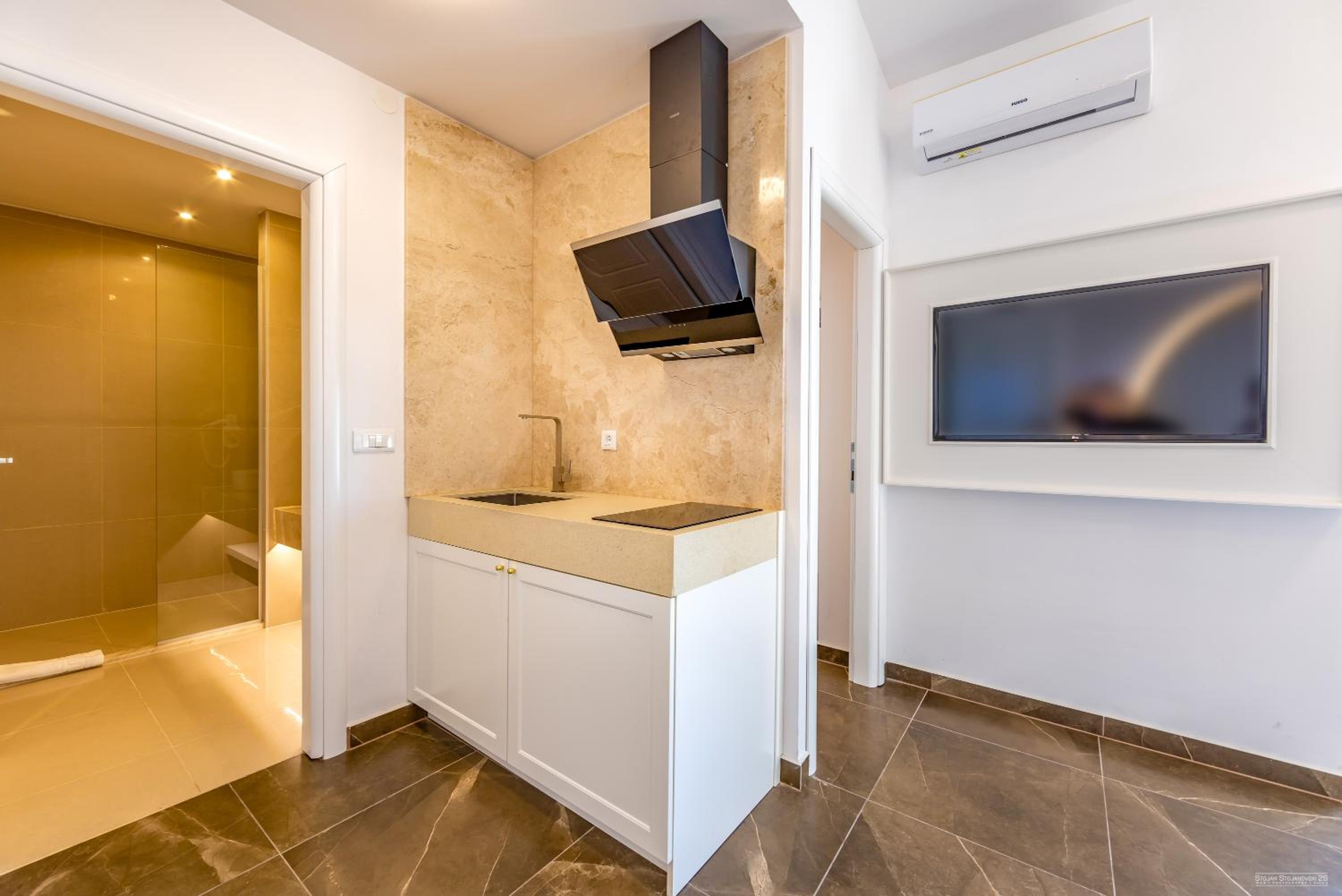One-Bedroom Apartment with Lake View - Photo 5