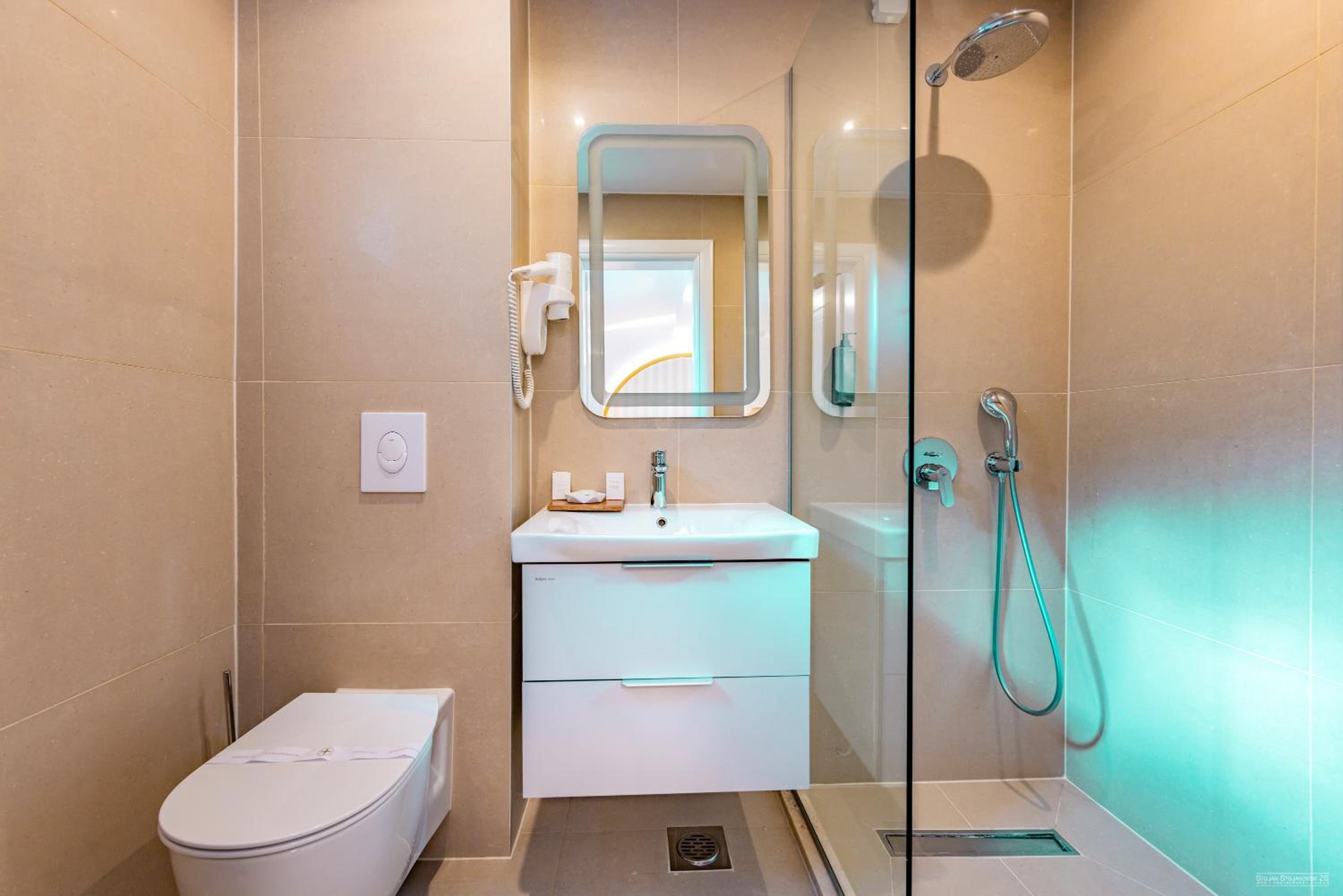 One-Bedroom Apartment with Lake View - Photo 4