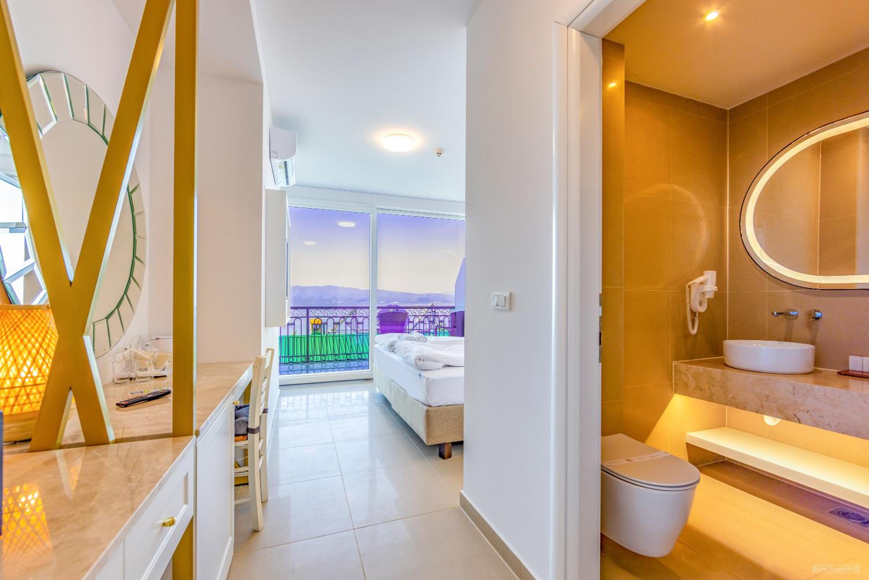 Double Room with Lake View - Photo 4