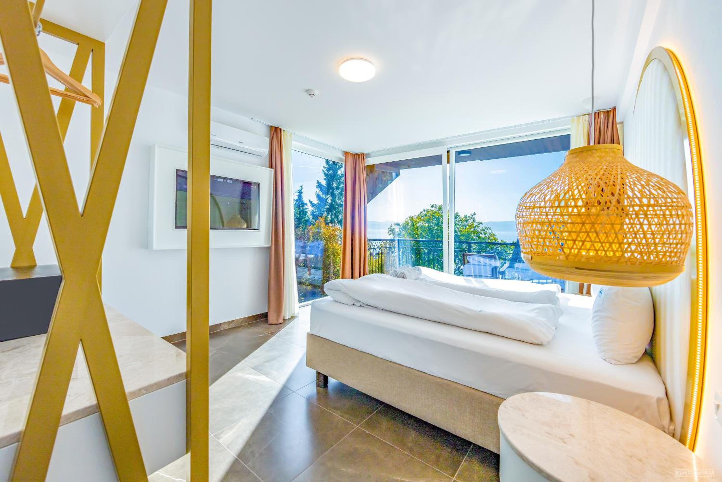 Double Room with Lake View - Photo 3