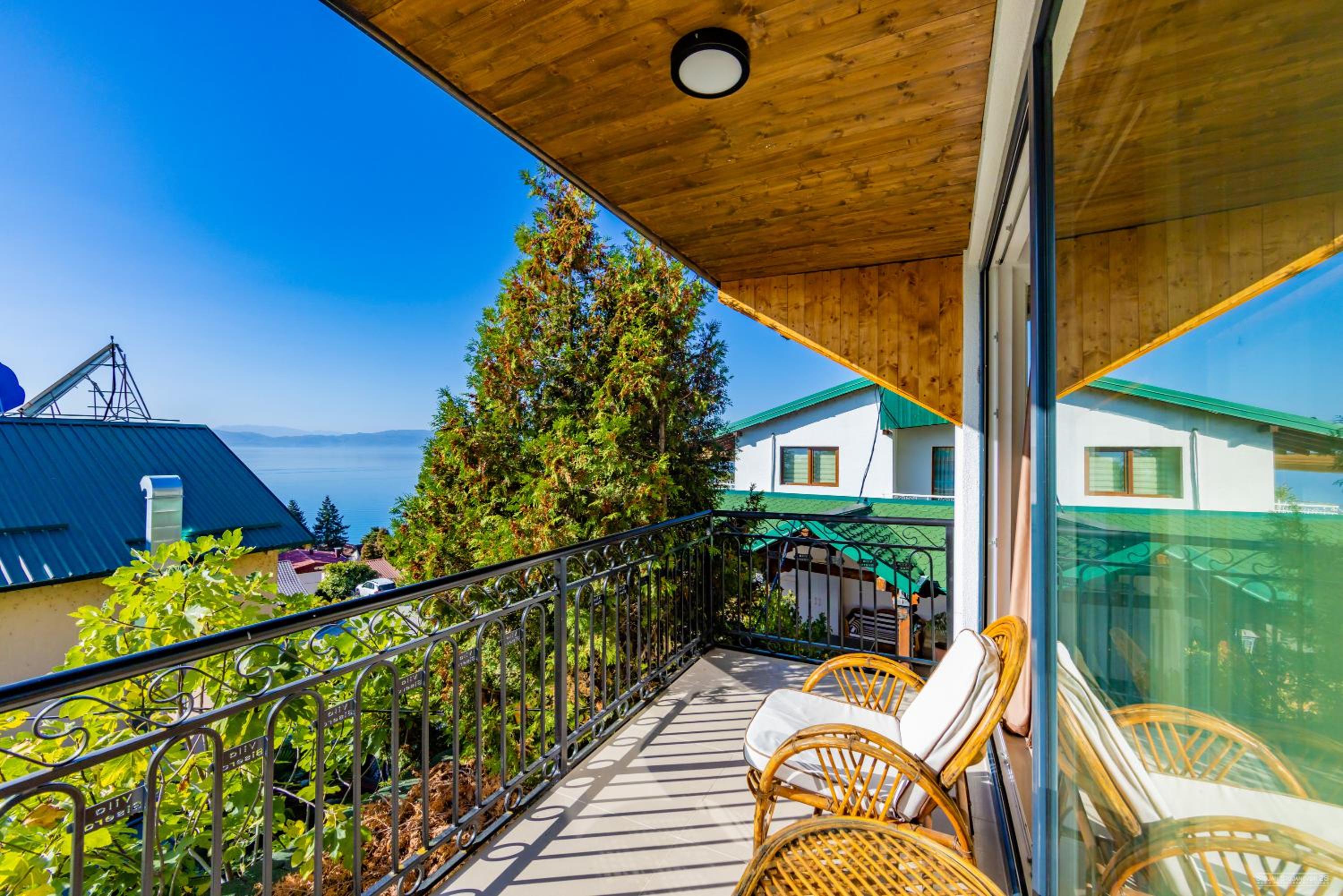 Double Room with side Lake View  - Photo 4