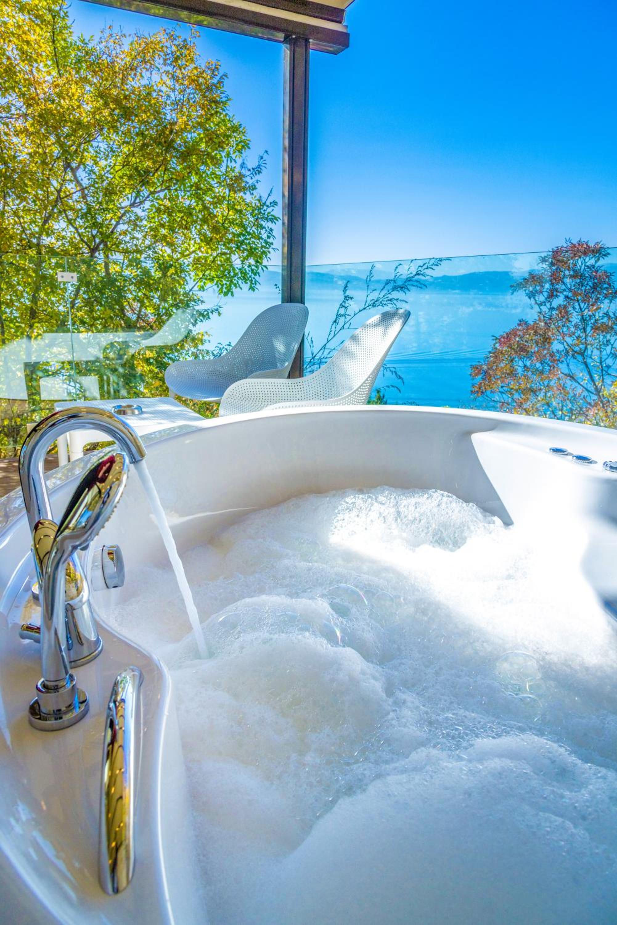 Deluxe Villa with Spa Bath and Lake View - Photo 7