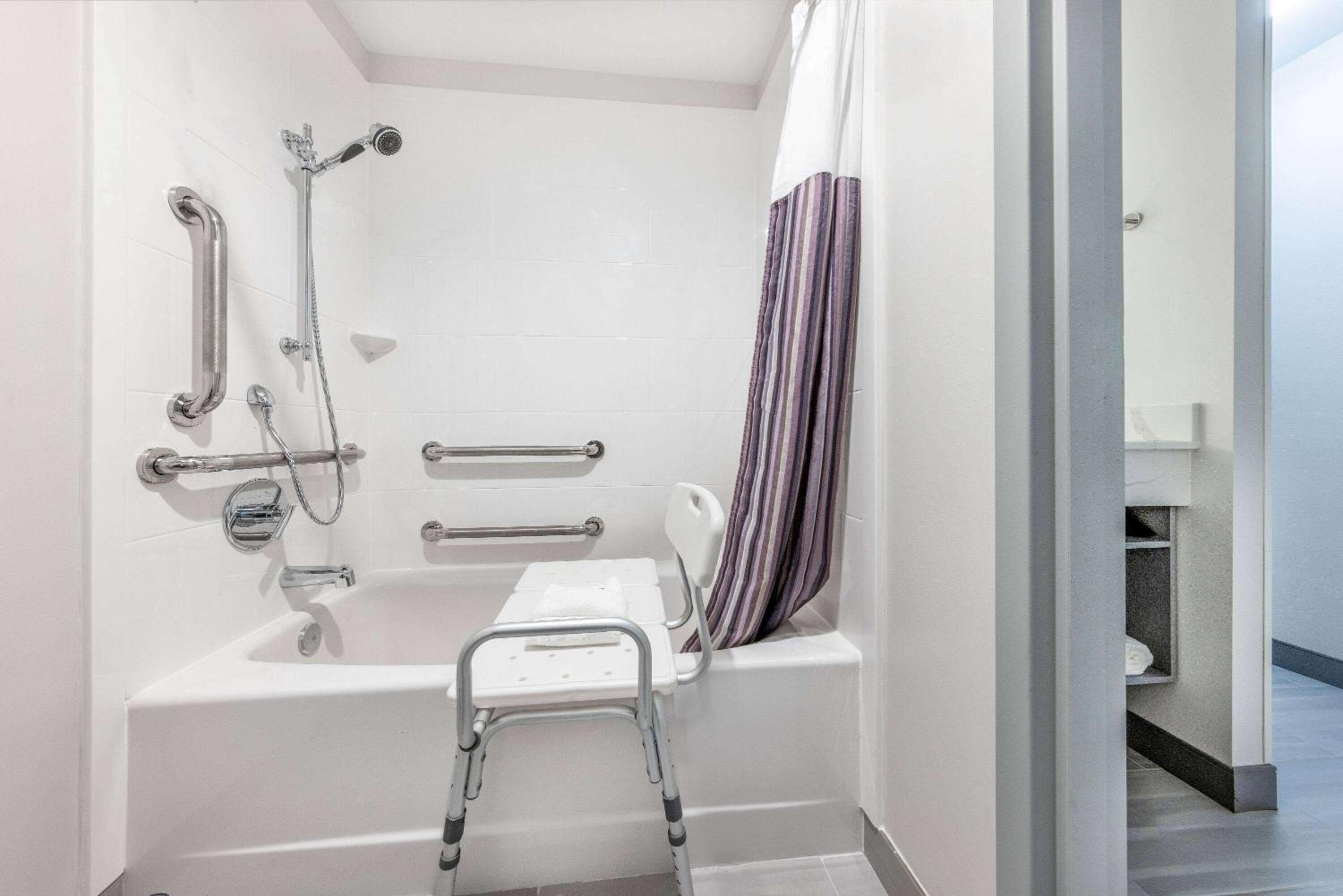 Queen Room with Two Queen Beds - Mobility Access/Non-Smoking - Photo 4