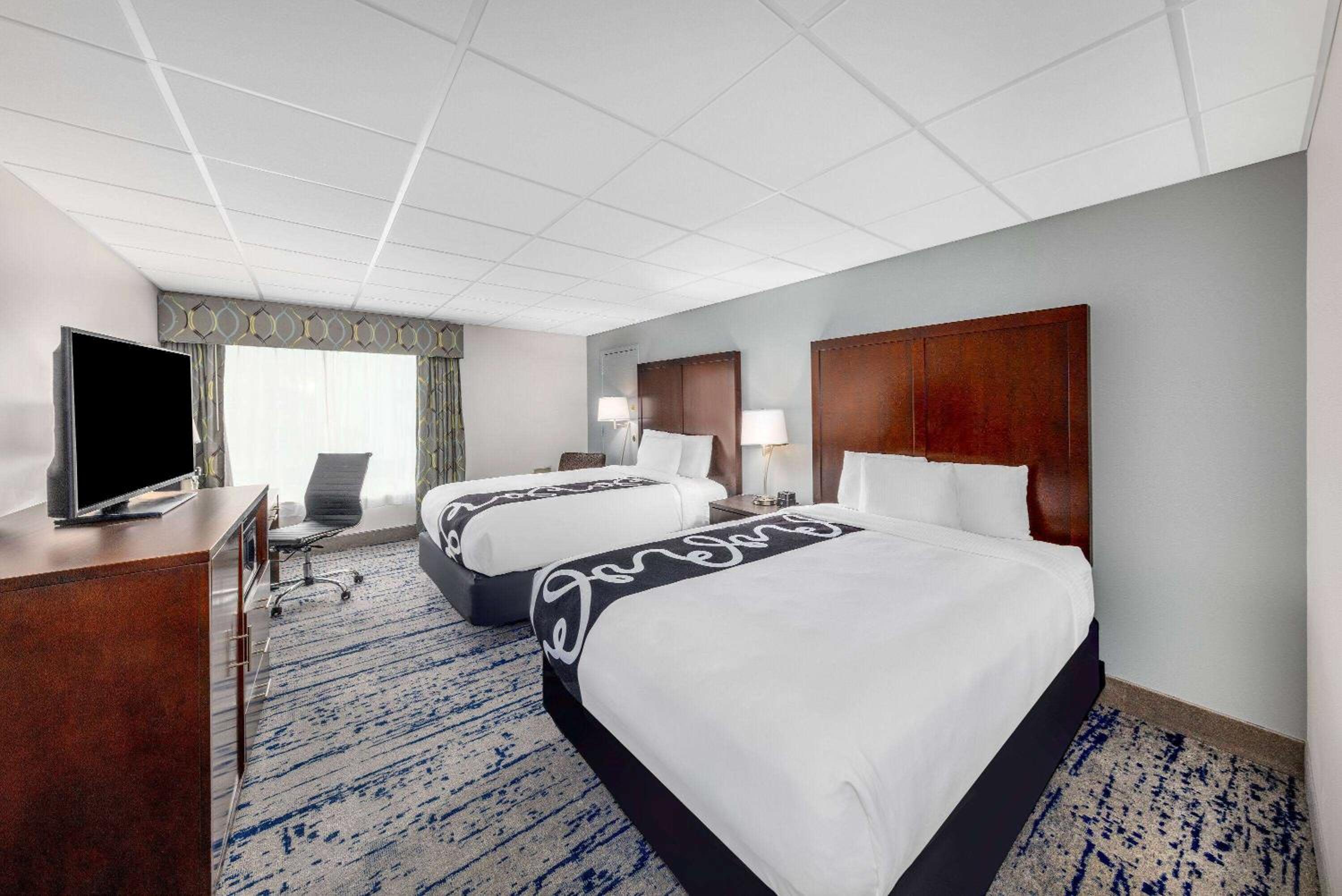 Queen Room with Two Queen Beds - Non-Smoking - Photo 5