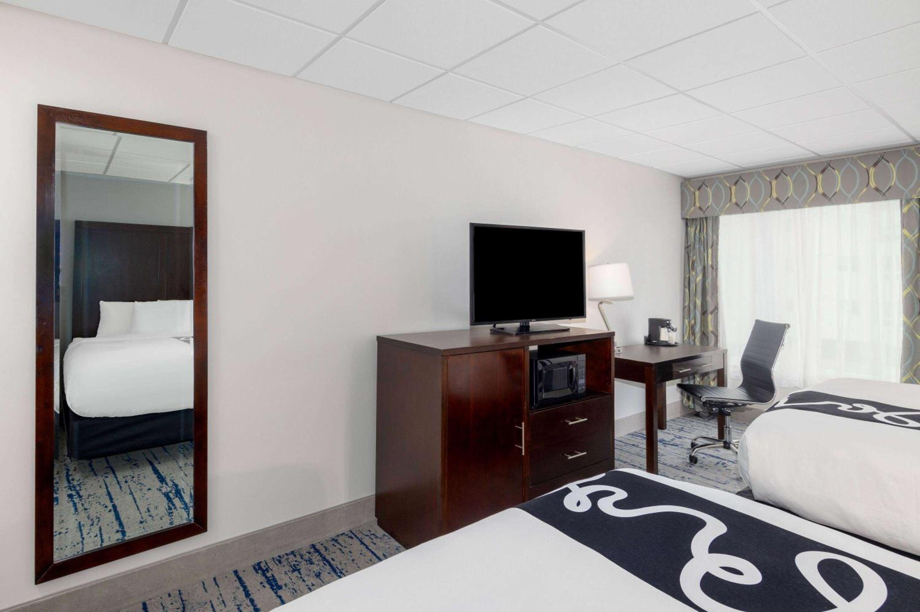 Queen Room with Two Queen Beds - Non-Smoking - Photo 4