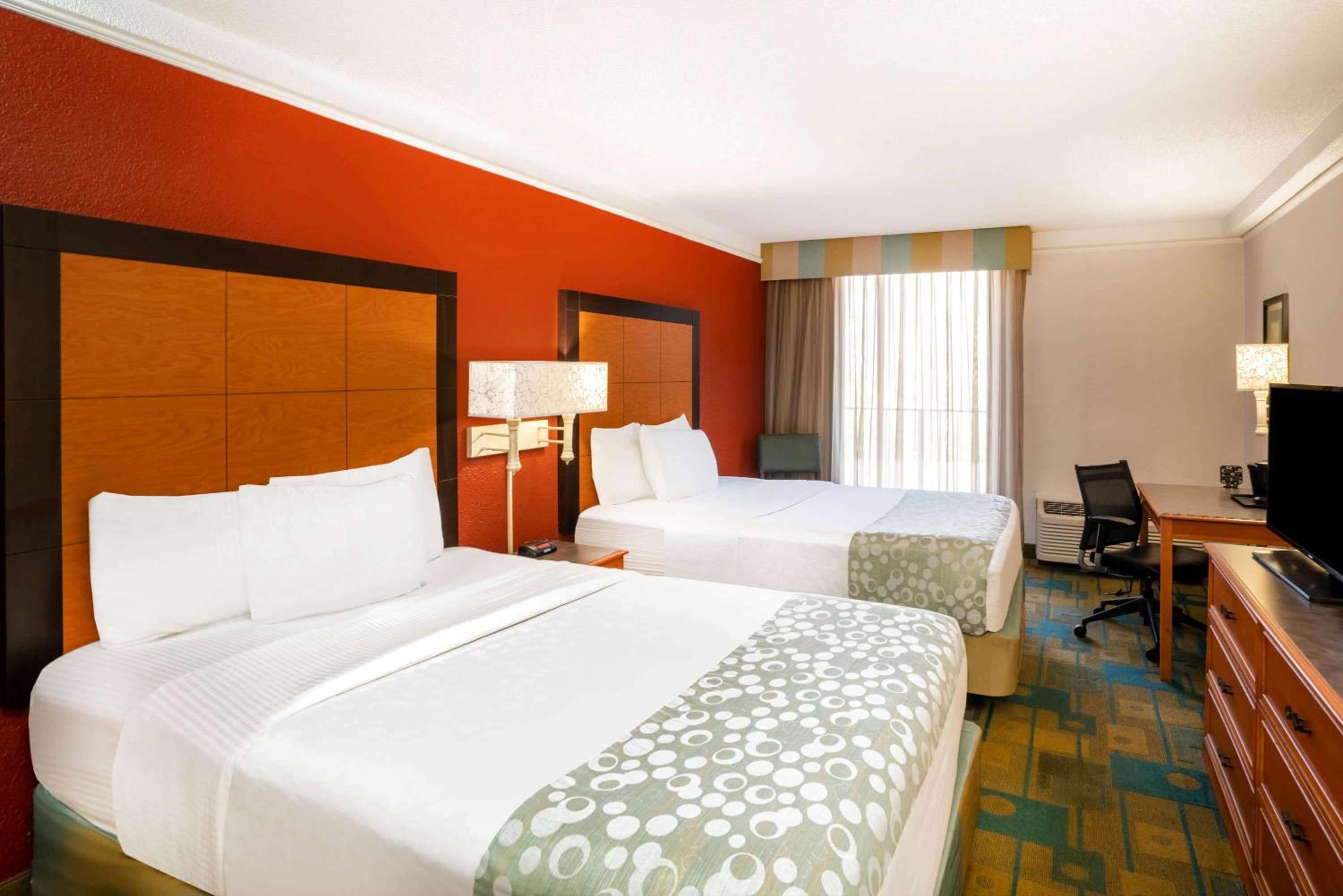 Standard Queen Room with Two Queen Beds photo 3