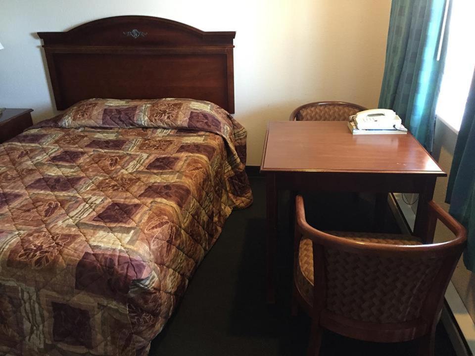 Queen Room with Two Queen Beds - Non-Smoking - Photo 4