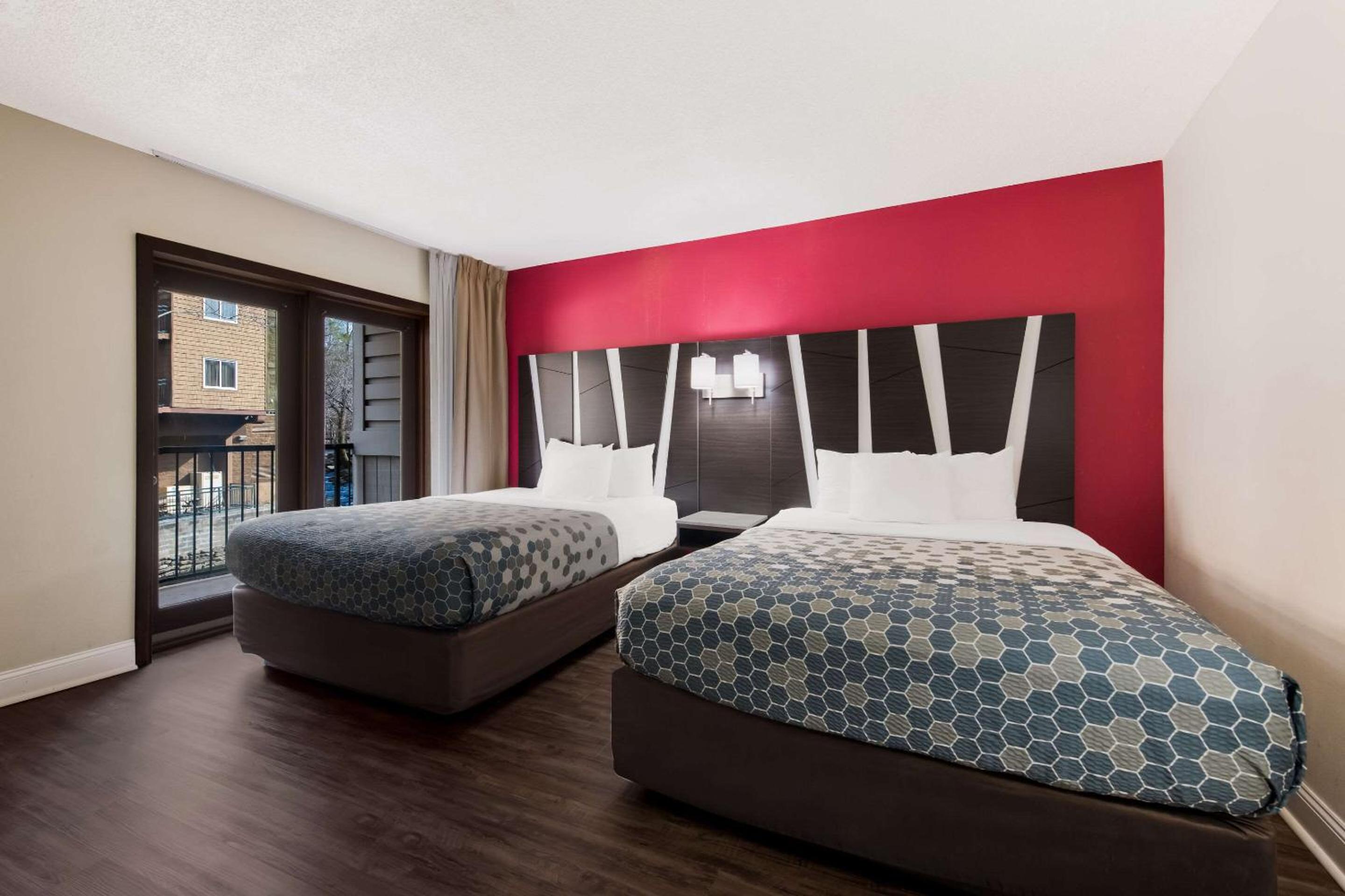 Queen Room with Two Queen Beds with River View- Non-Smoking photo 1