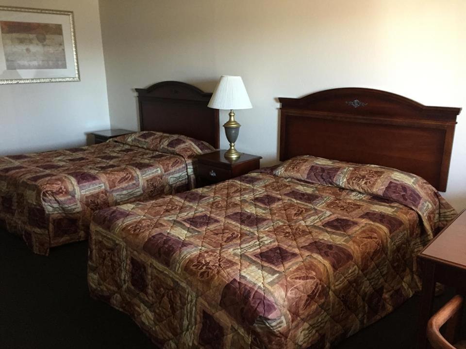 Queen Room with Two Queen Beds - Non-Smoking - Photo 2