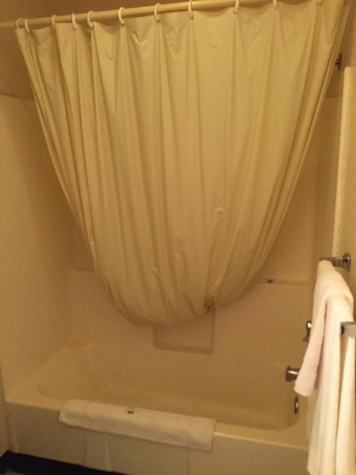 Queen Room with Two Queen Beds - Non-Smoking - Photo 3