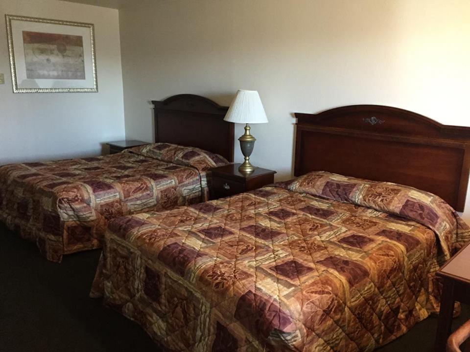 Queen Room with Two Queen Beds - Non-Smoking - Photo 1