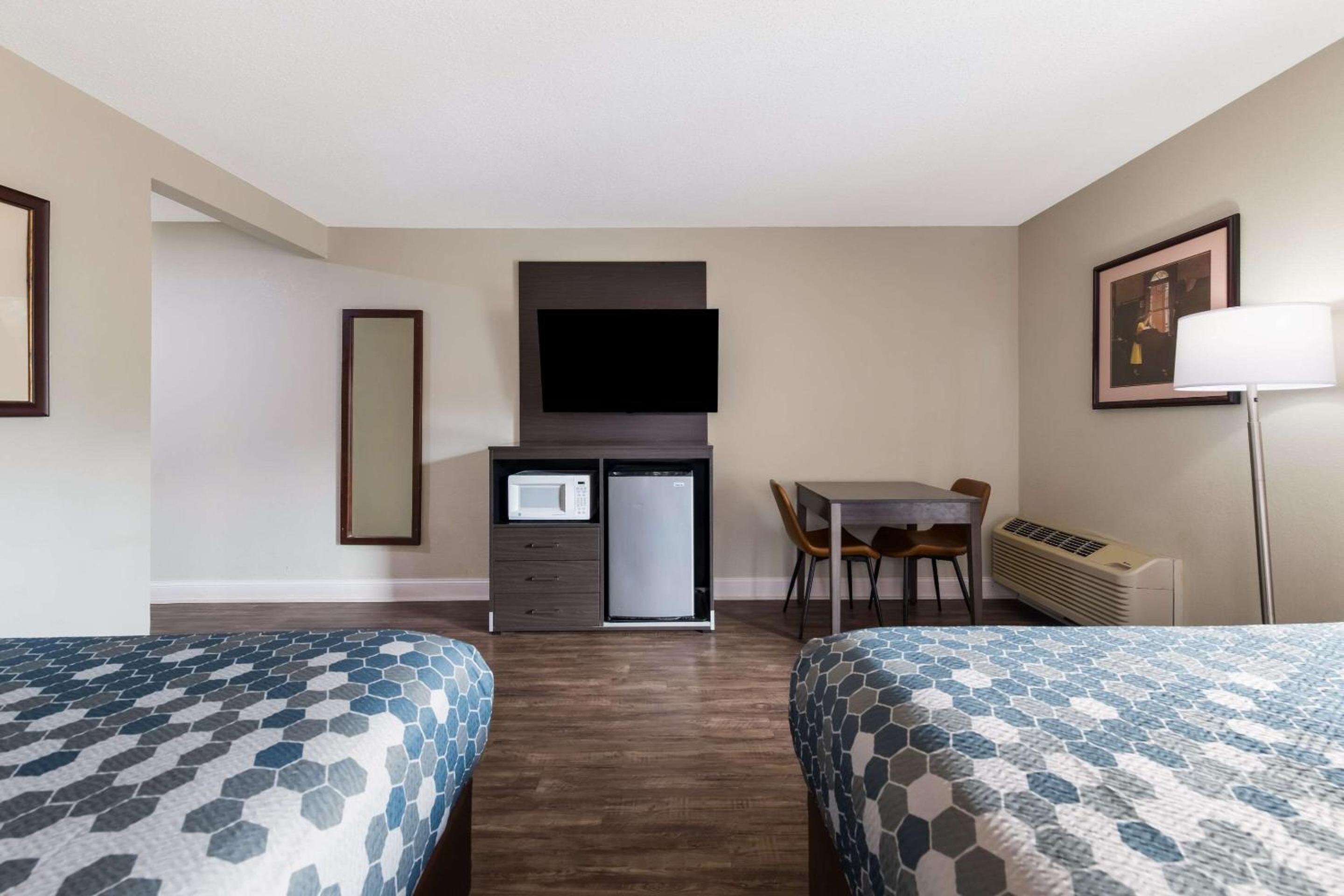 Queen Room with Two Queen Beds with River View- Non-Smoking