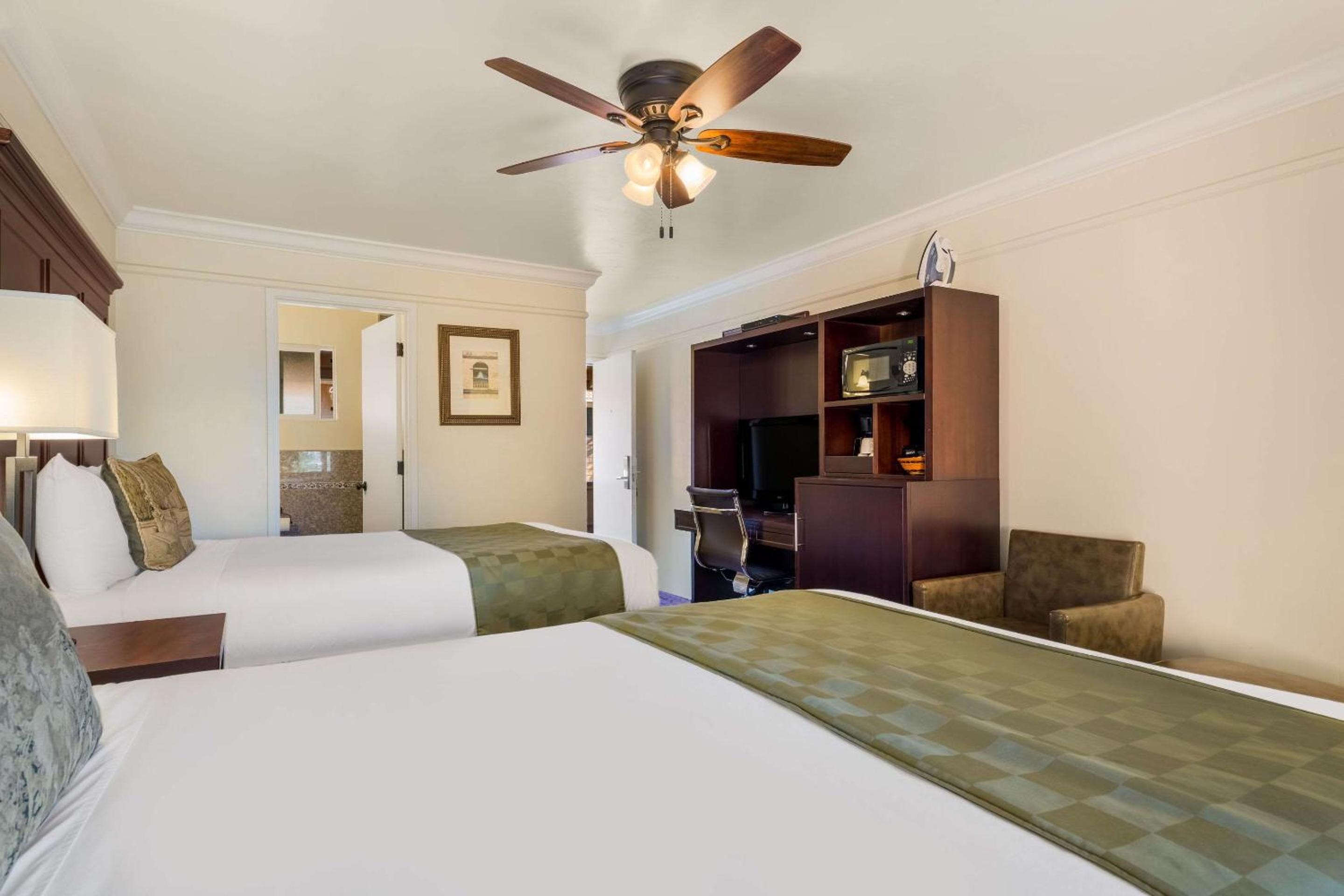 Double Room with Two Double Beds - Non Smoking - Photo 2
