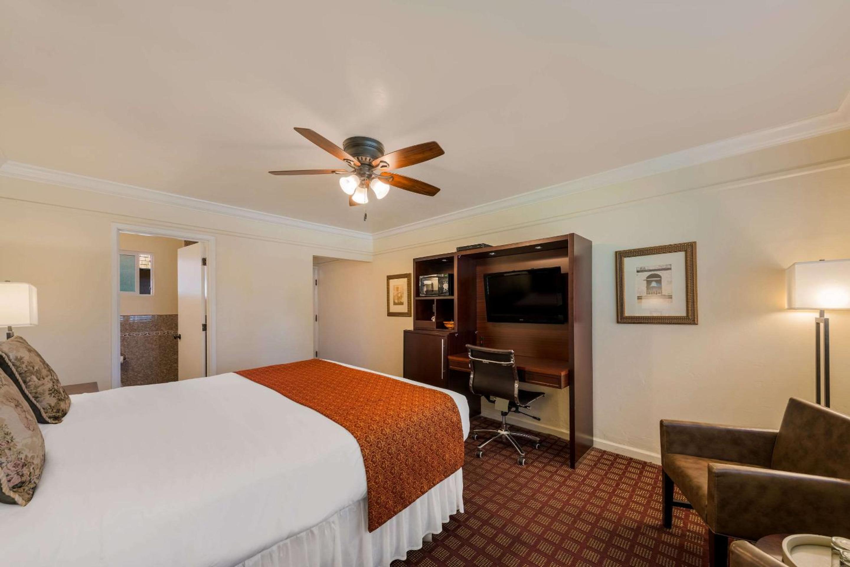 King Room - Non-Smoking - Photo 2