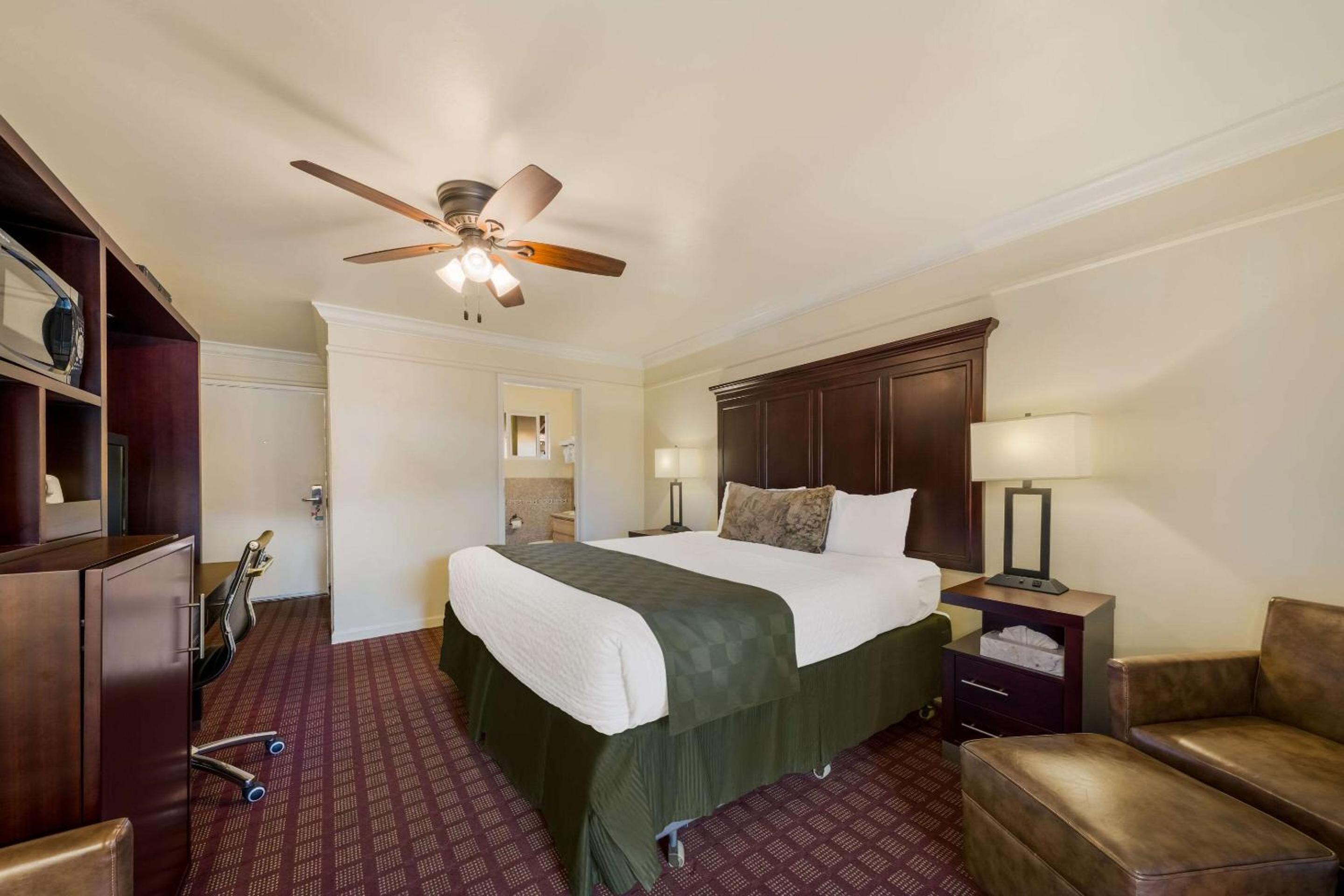 King Room - Non Smoking - Photo 4