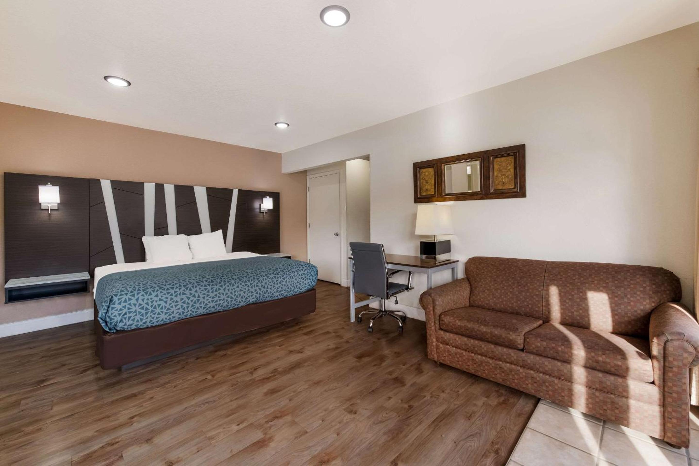 King Suite with Two King Beds - Non-smoking photo 2
