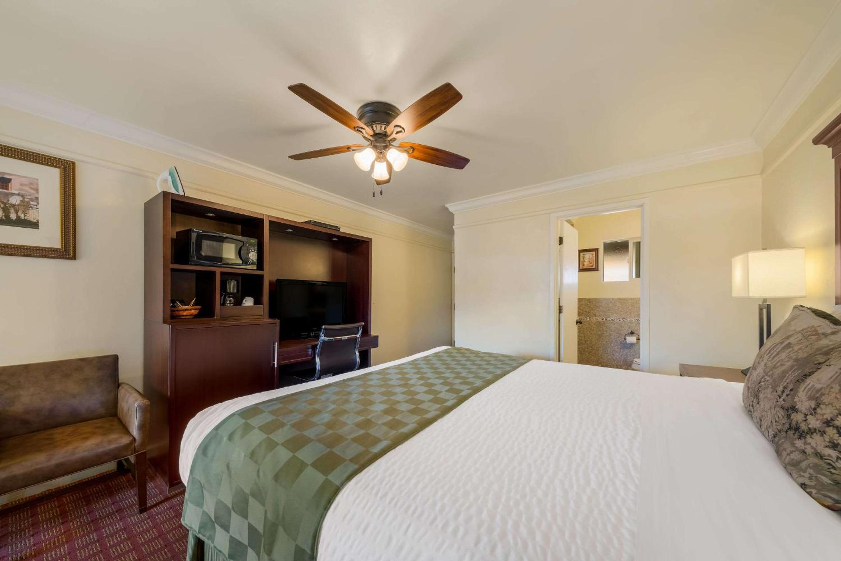 King Room - Non Smoking - Photo 3