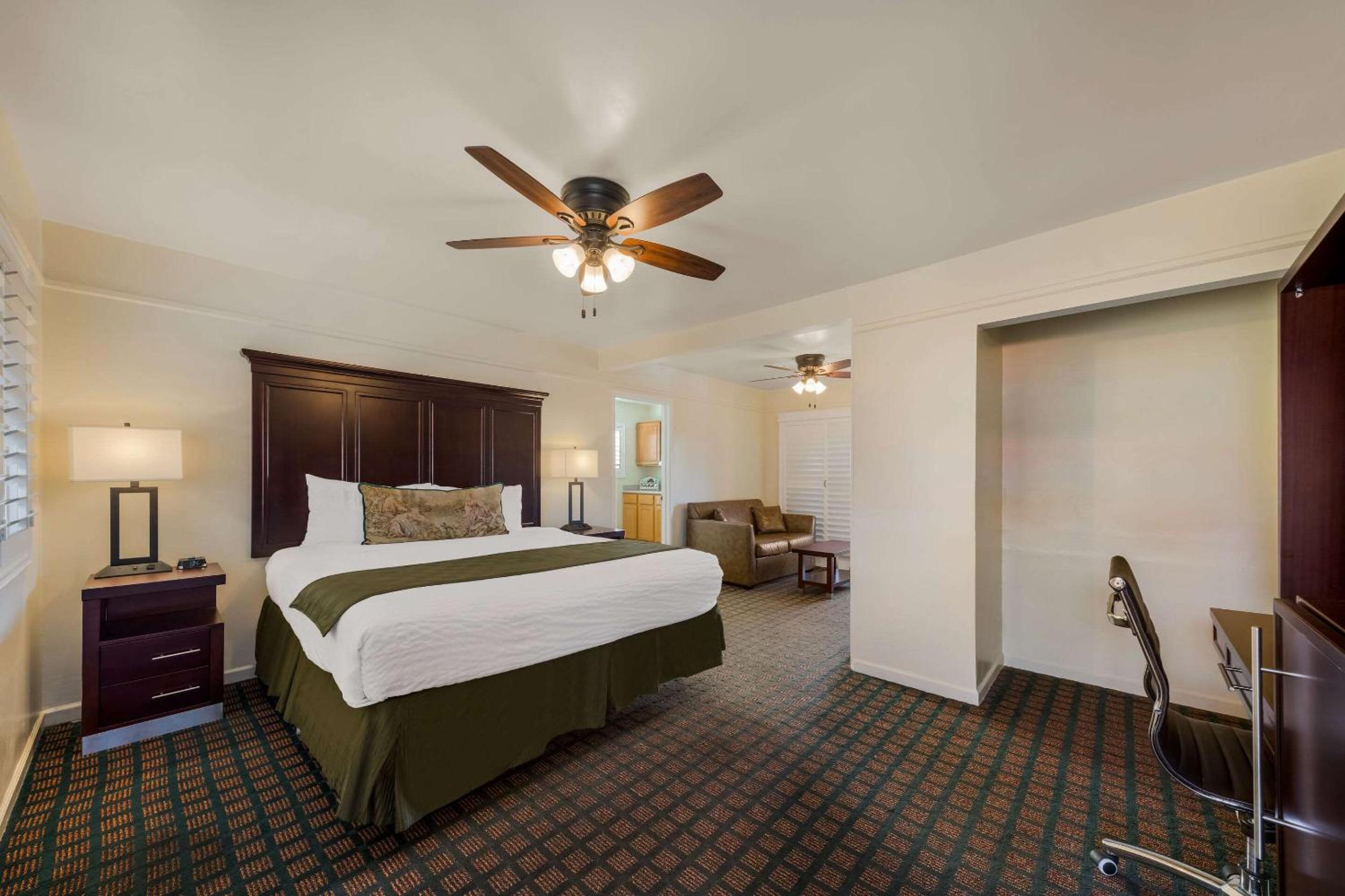 King Suite - Non Smoking - Photo 1