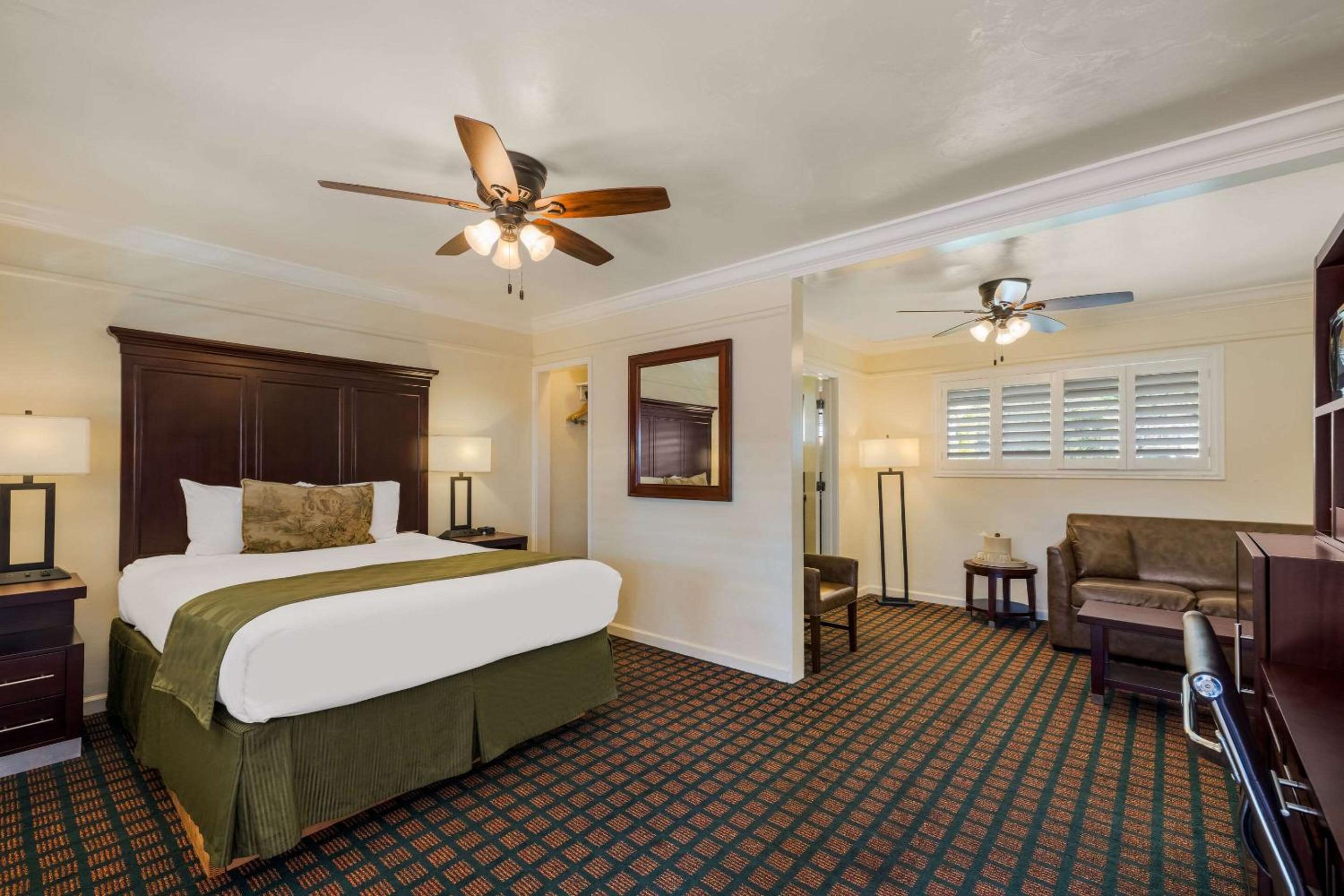Queen Suite - Non-Smoking - Photo 1