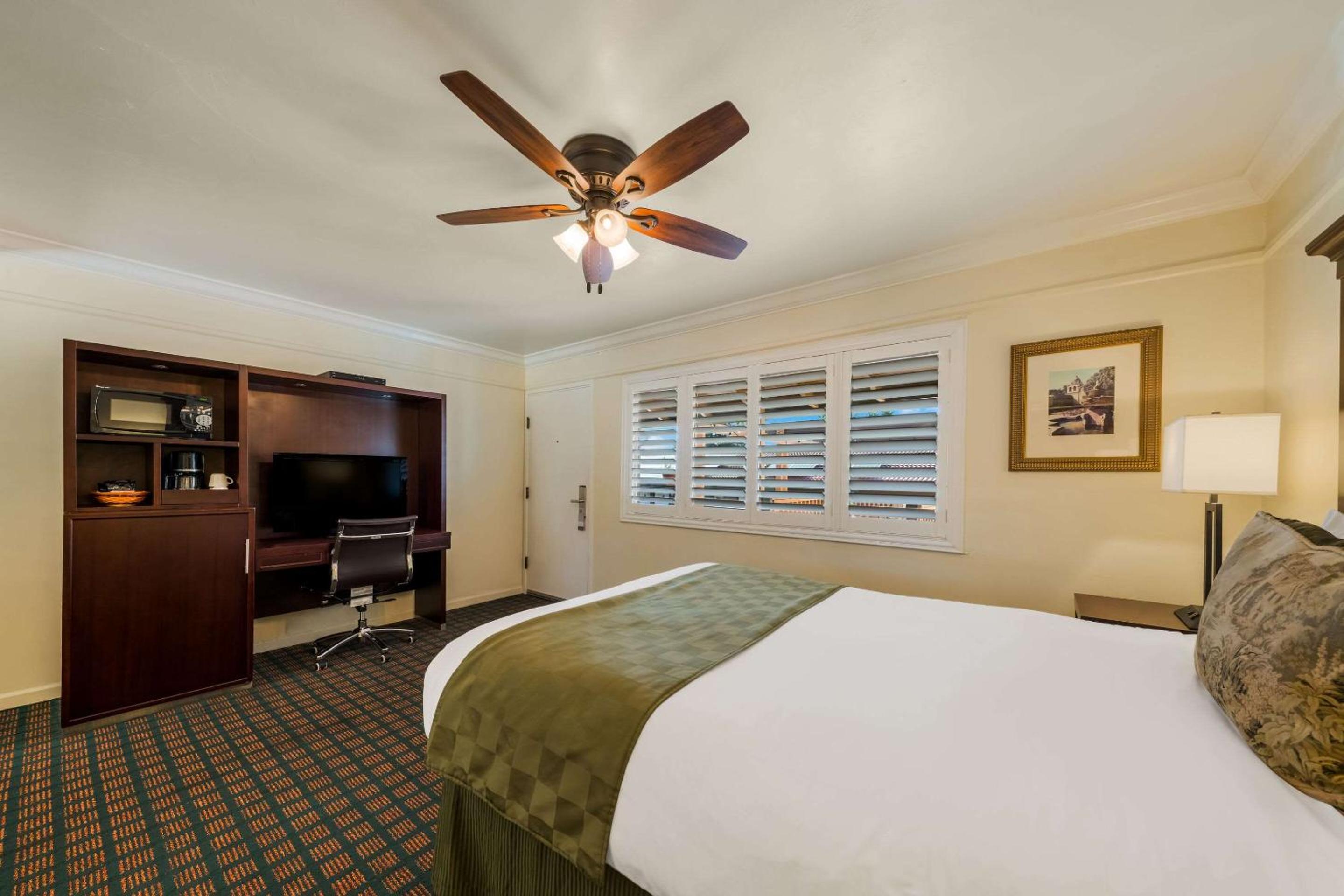 Queen Suite - Non-Smoking - Photo 4