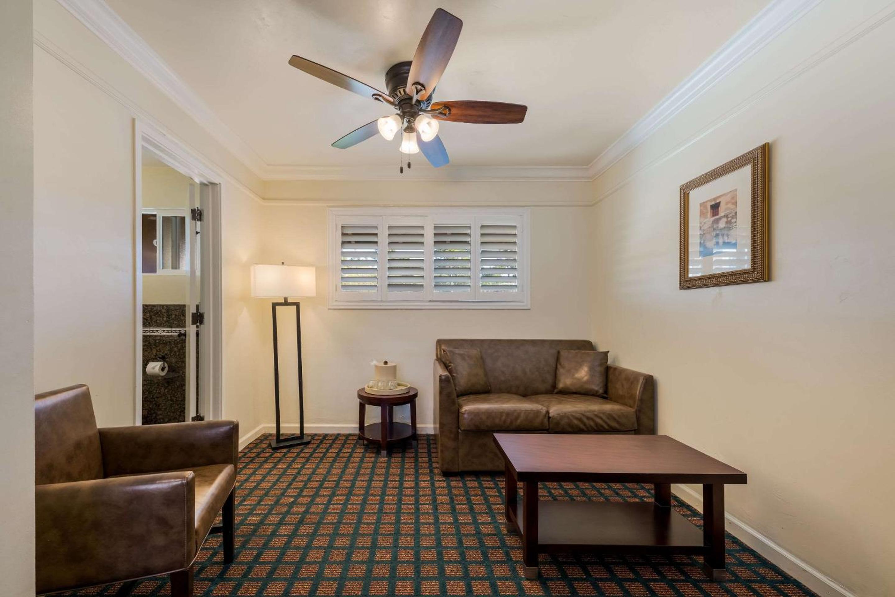 Queen Suite - Non-Smoking - Photo 3