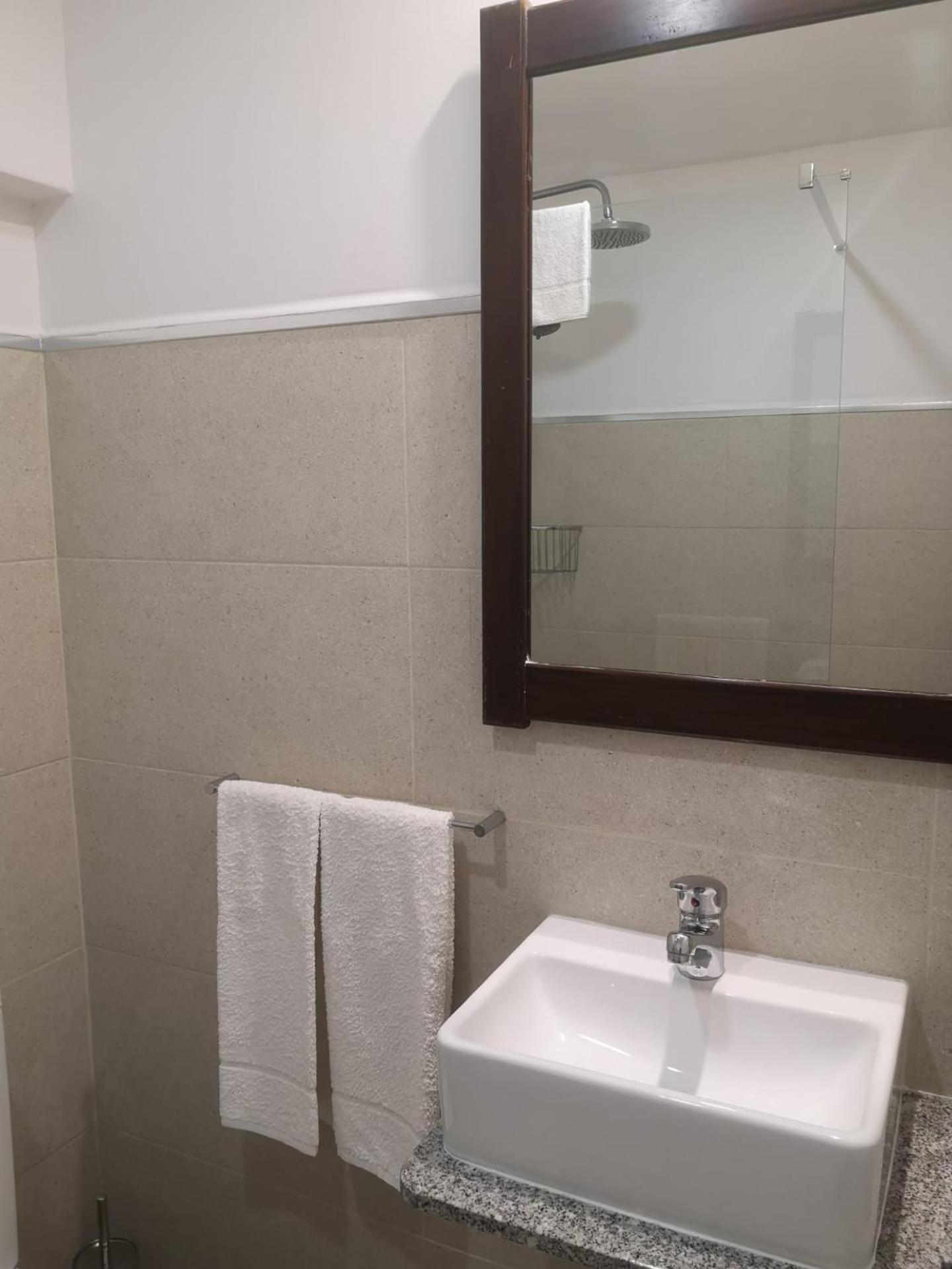 Twin Room with Private Bathroom - Photo 2
