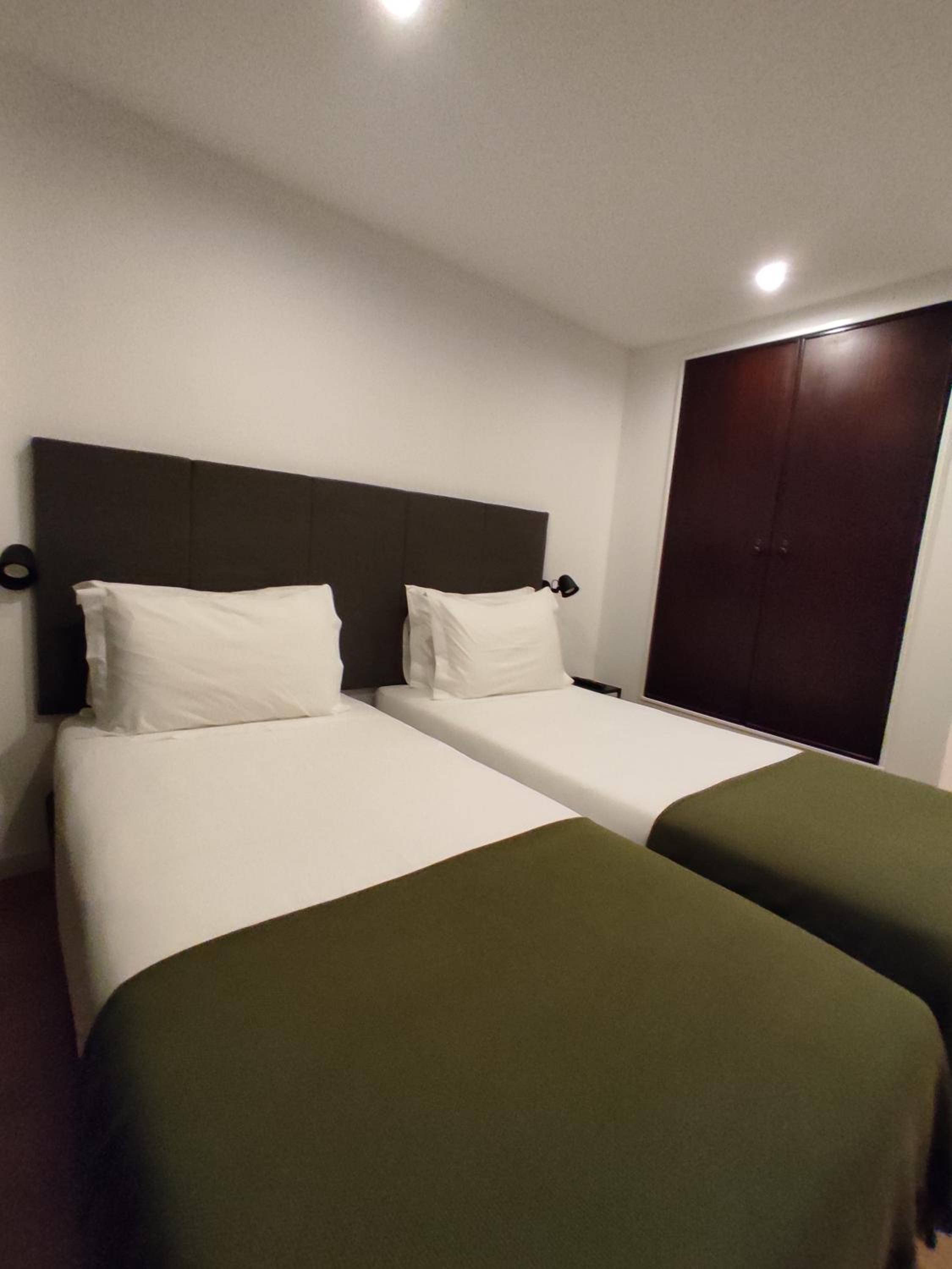 Twin Room with Private Bathroom - Photo 5