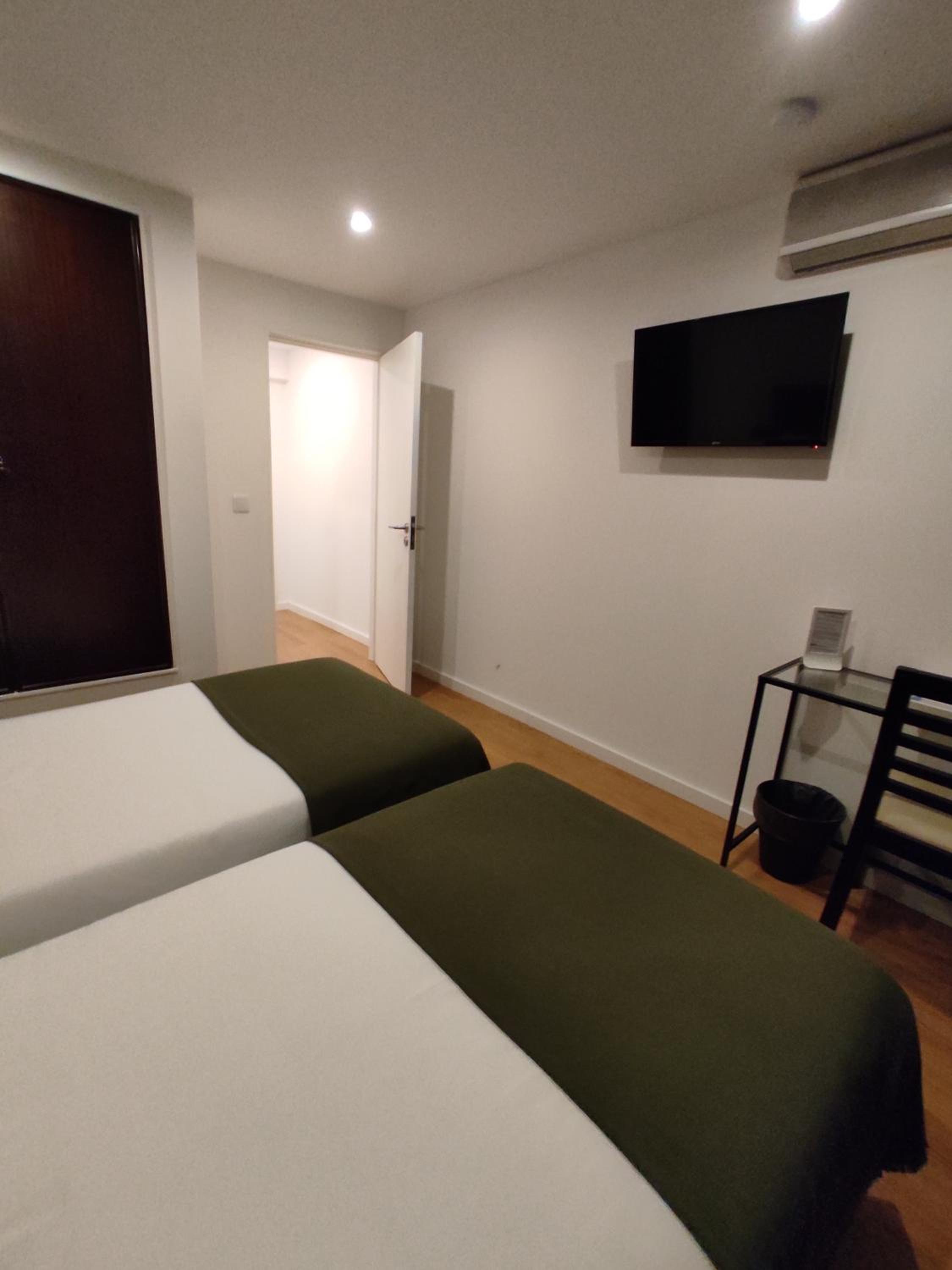 Twin Room with Private Bathroom - Photo 4