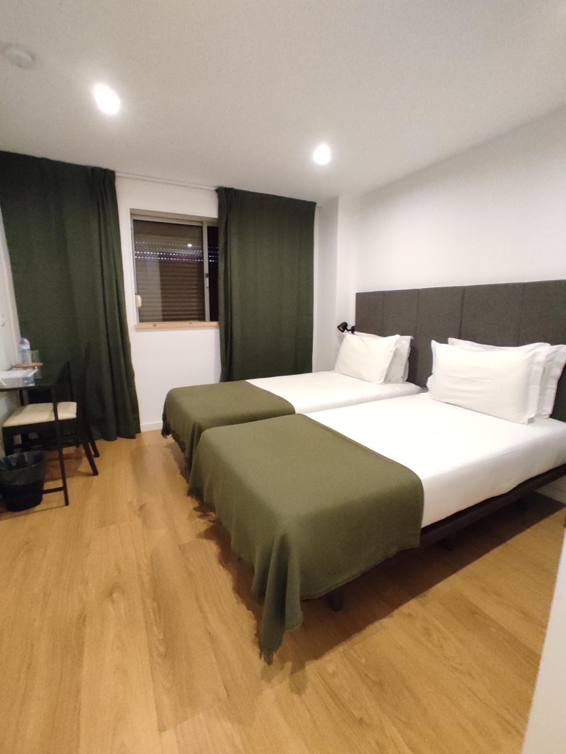 Twin Room with Private Bathroom - Photo 3
