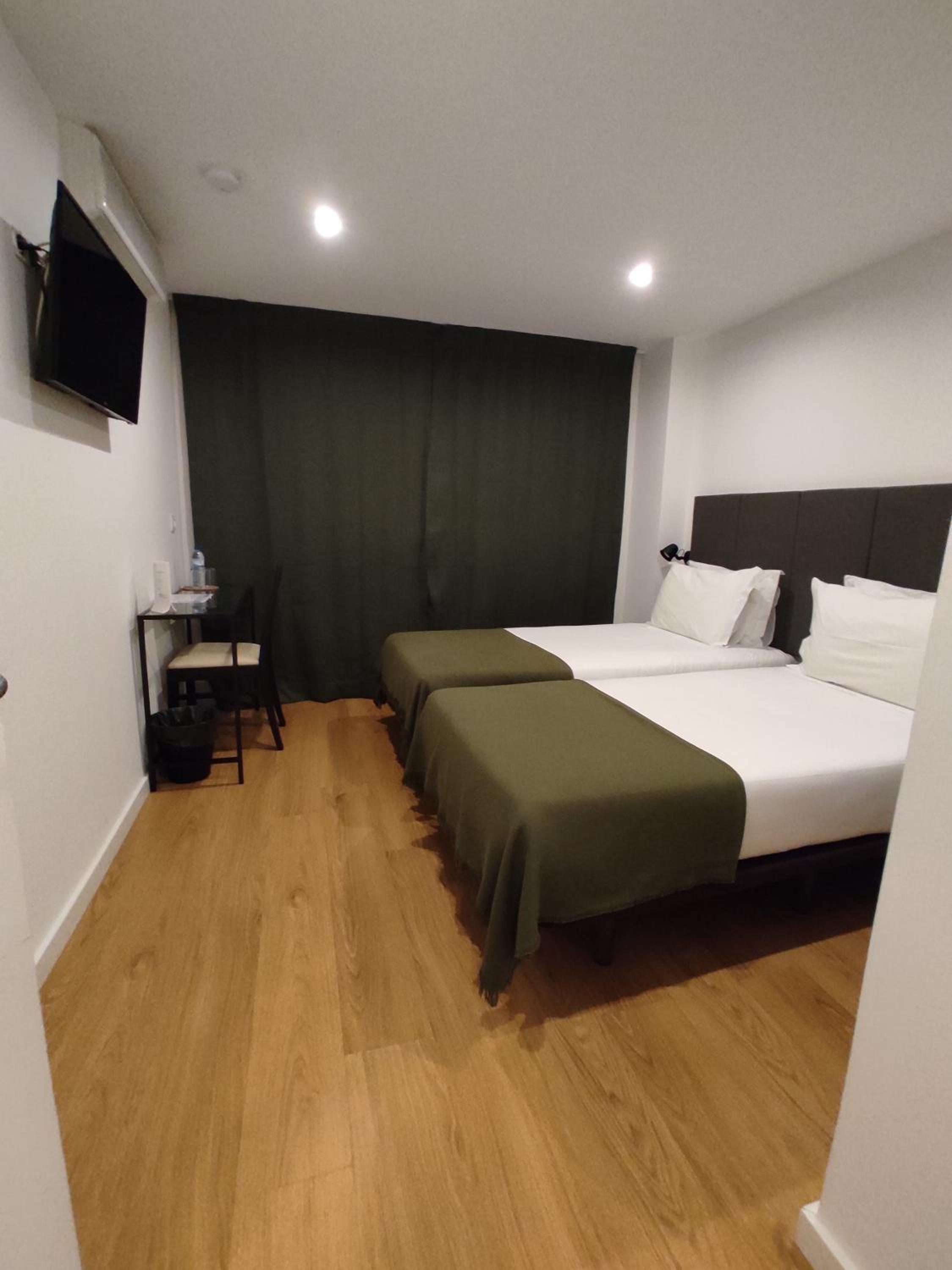 Twin Room with Private Bathroom - Photo 1