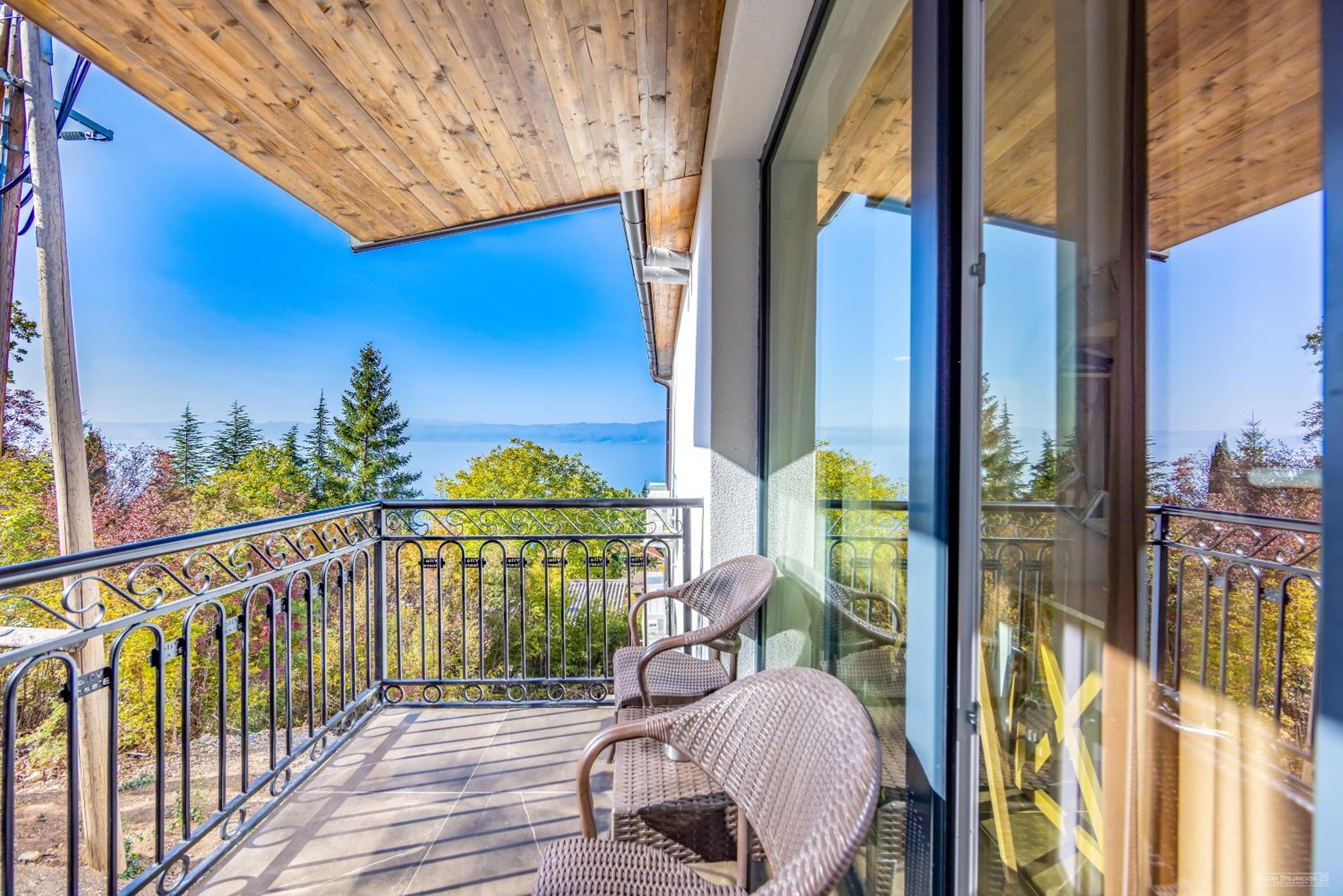 One-Bedroom Apartment with Lake View - Photo 3