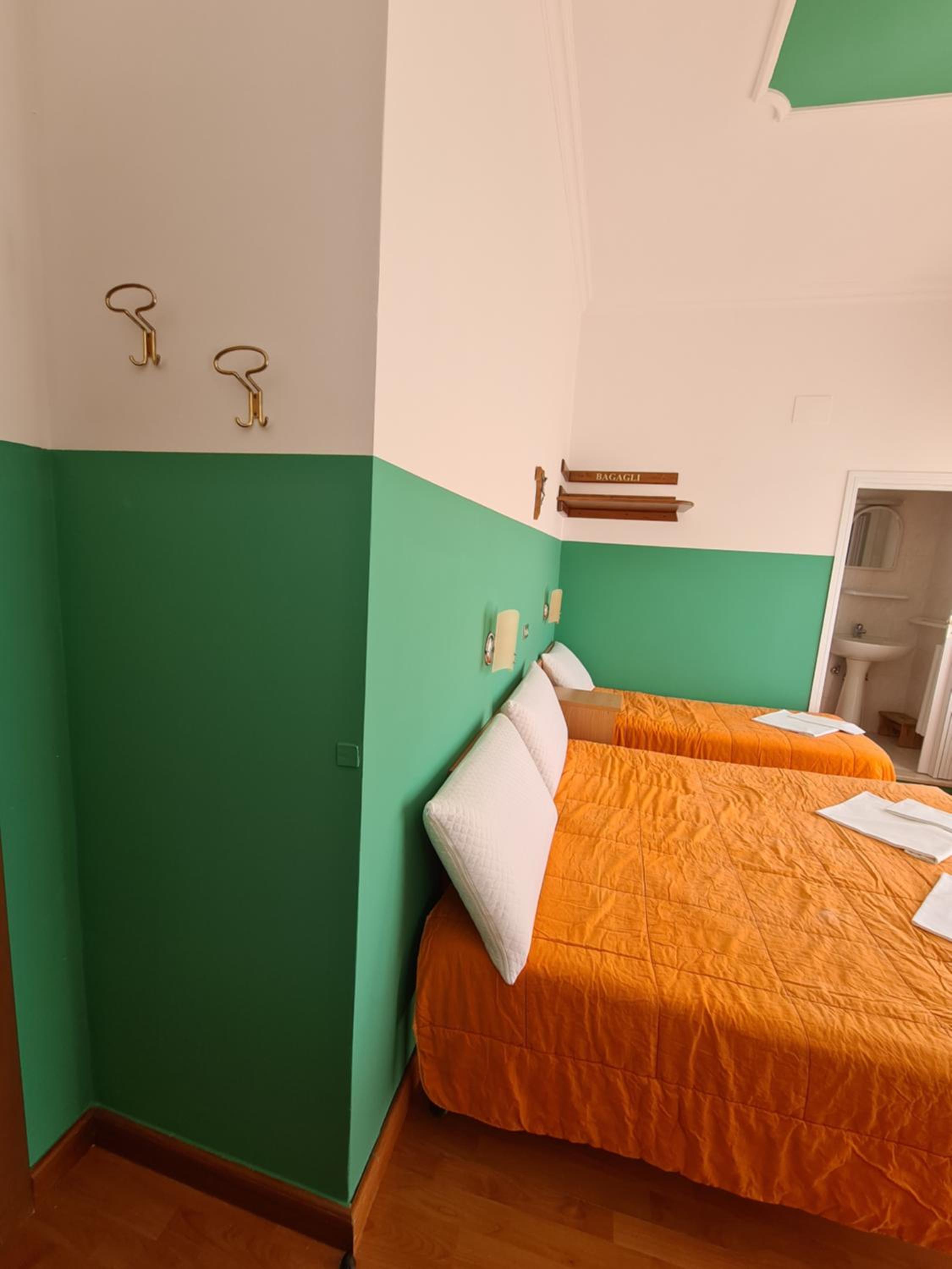 Quadruple Room - Photo 7