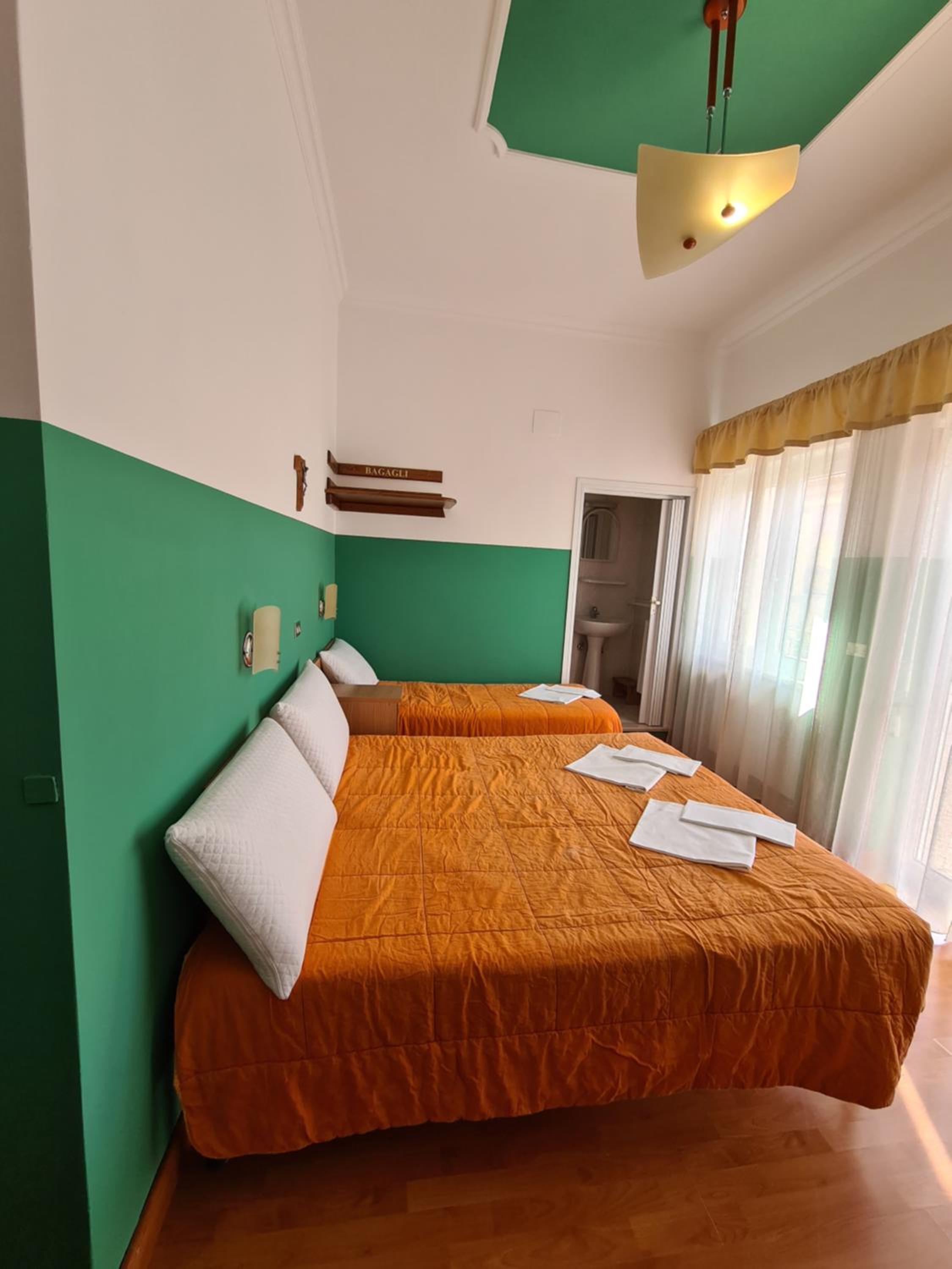 Quadruple Room - Photo 8