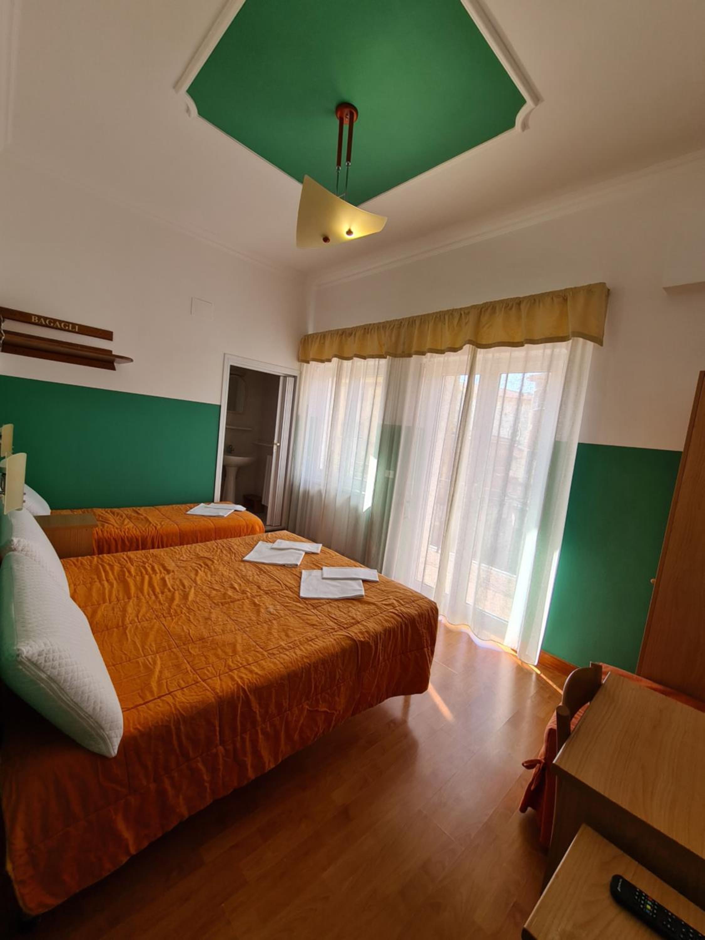Quadruple Room - Photo 9