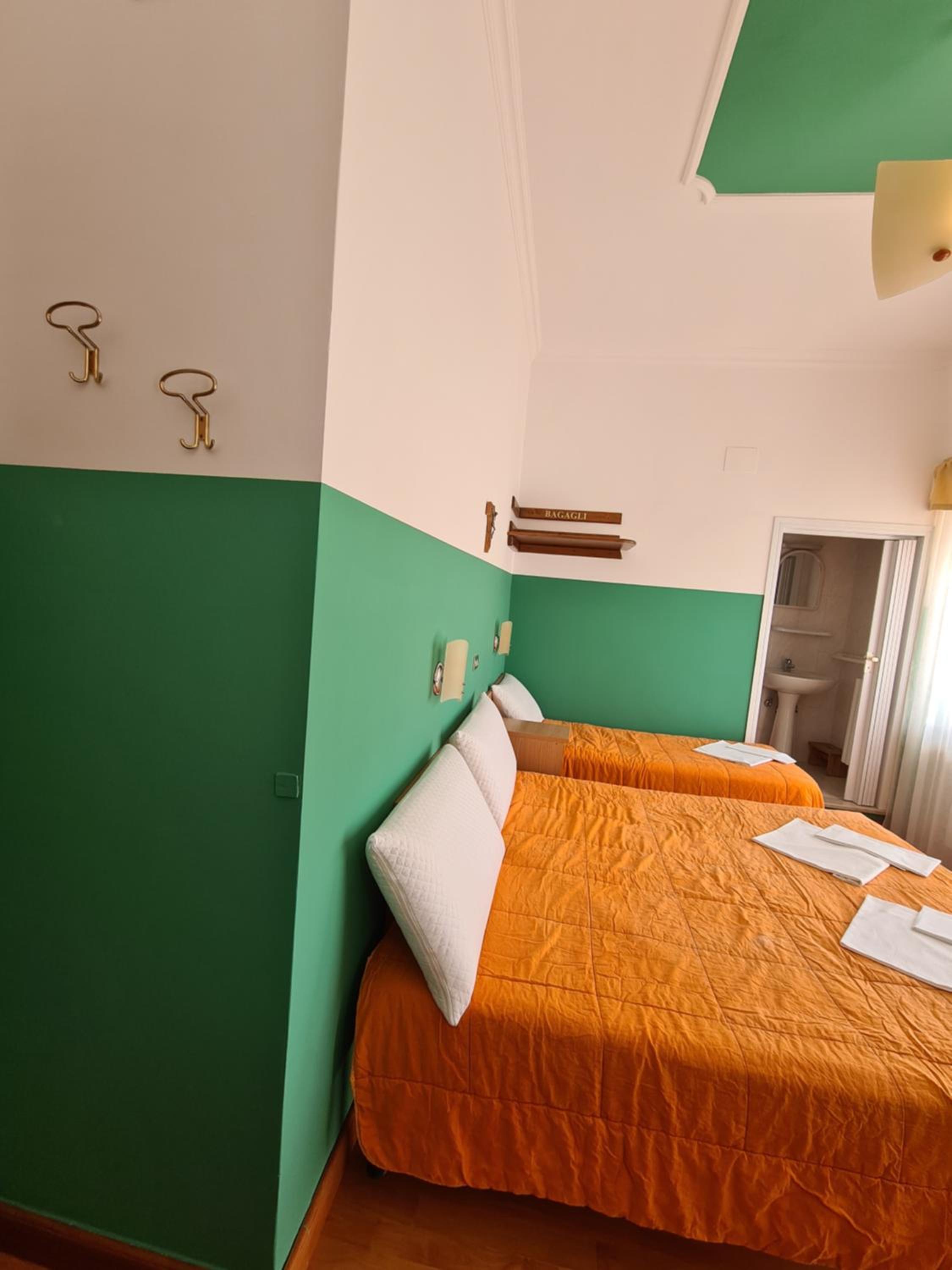 Quadruple Room - Photo 10